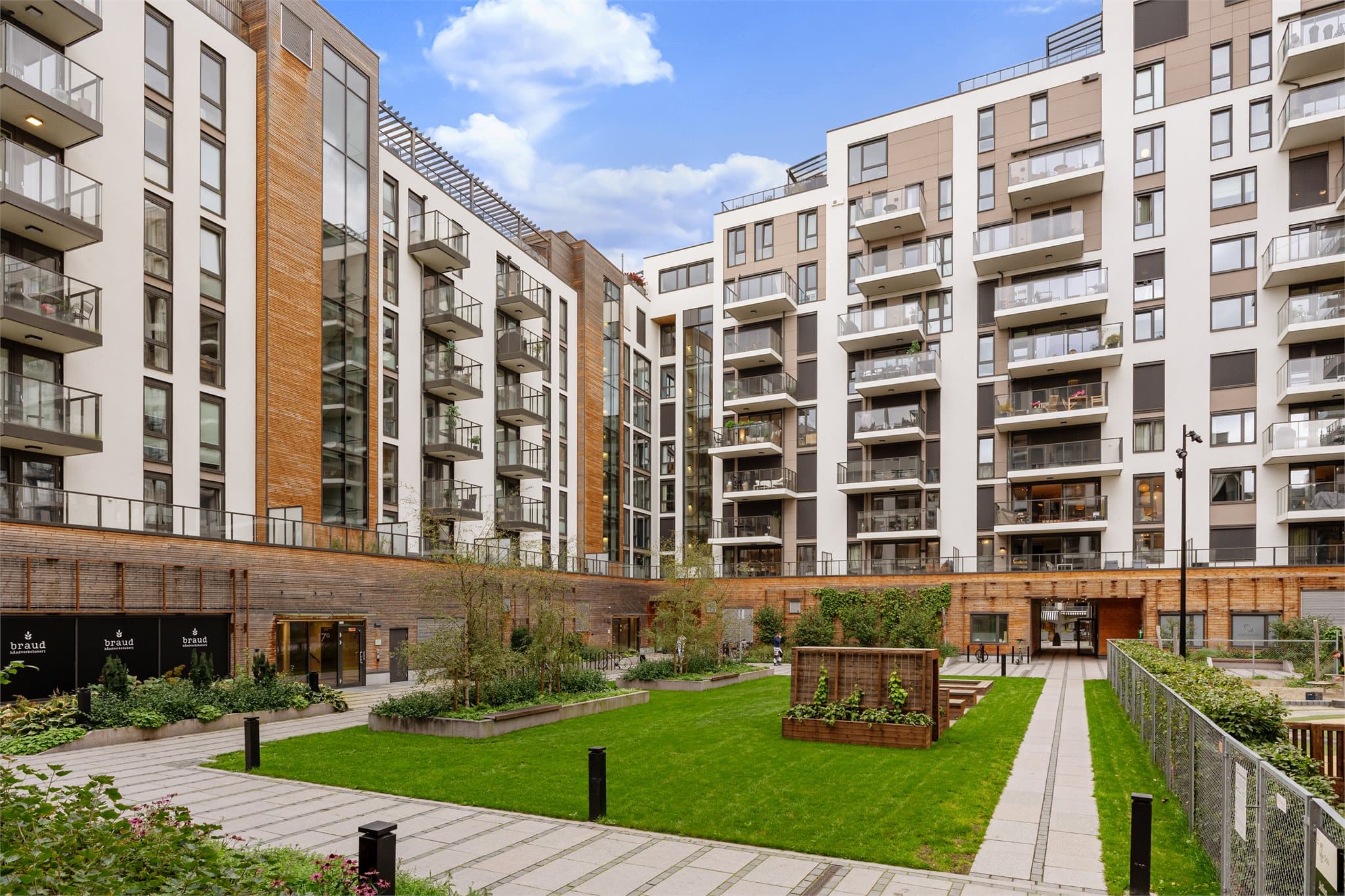 Fasade. Her bor du i et veldrevet sameie med kort avstand til alle fasiliteter som Majorstuen har å by på. Fra sameiets garasjeanlegg har du direkte tilgang til Jacobs, SATS, apotek og diverse øvrige servicetilbud.