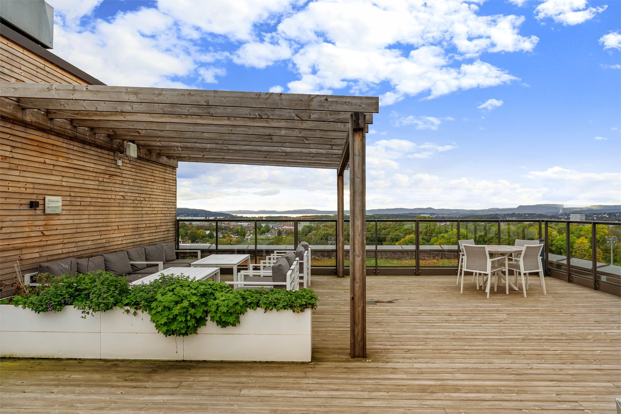 Mange sosialiseringsmuligheter i eller skygget fra sola, alt etter hva man selv foretrekker.