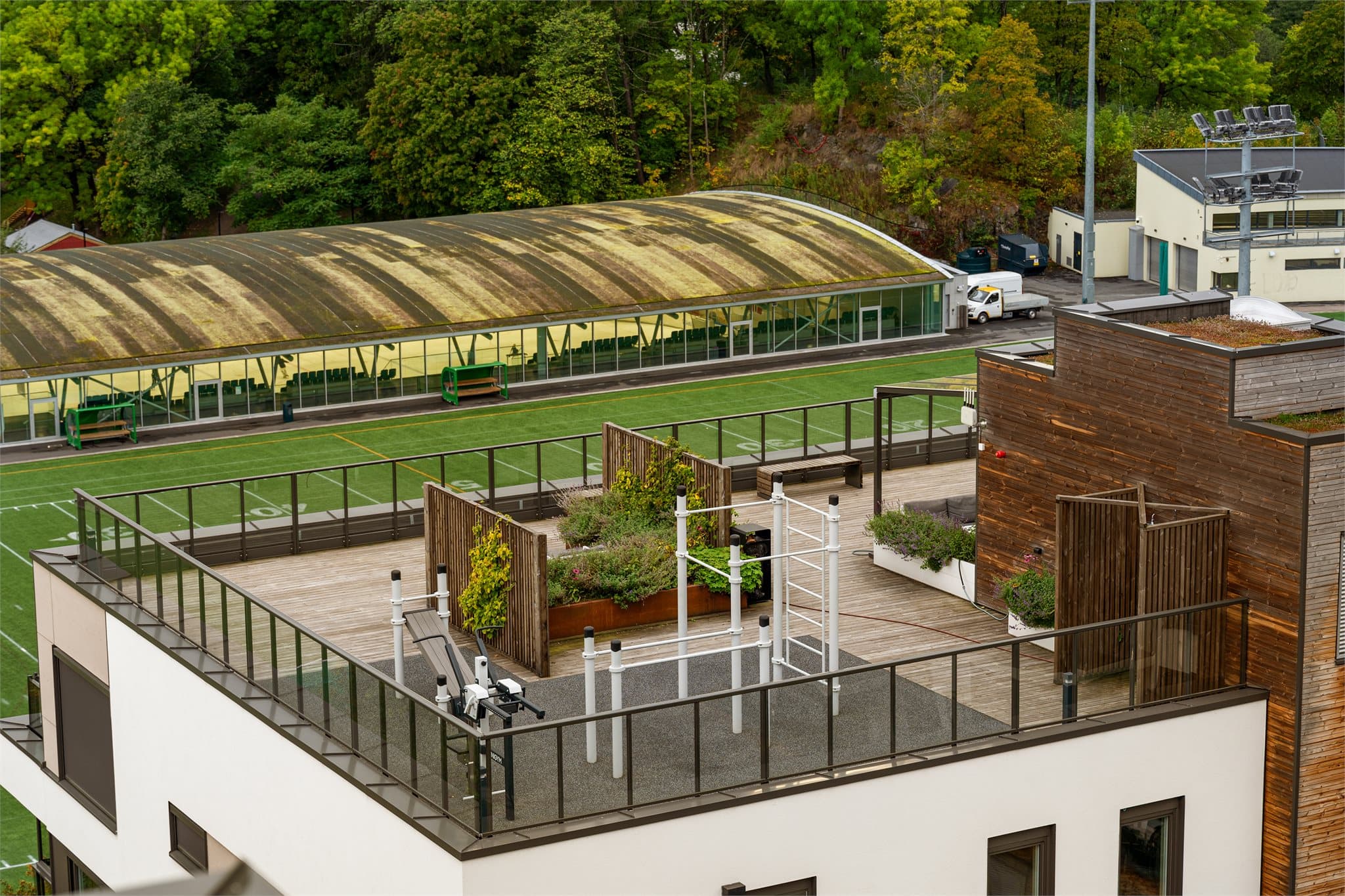 Her disponerer beboerne 3 felles takterrasser med blant annet 360 grader solforhold, flott utsikt, tuftepark, utekjøkken og dusj.