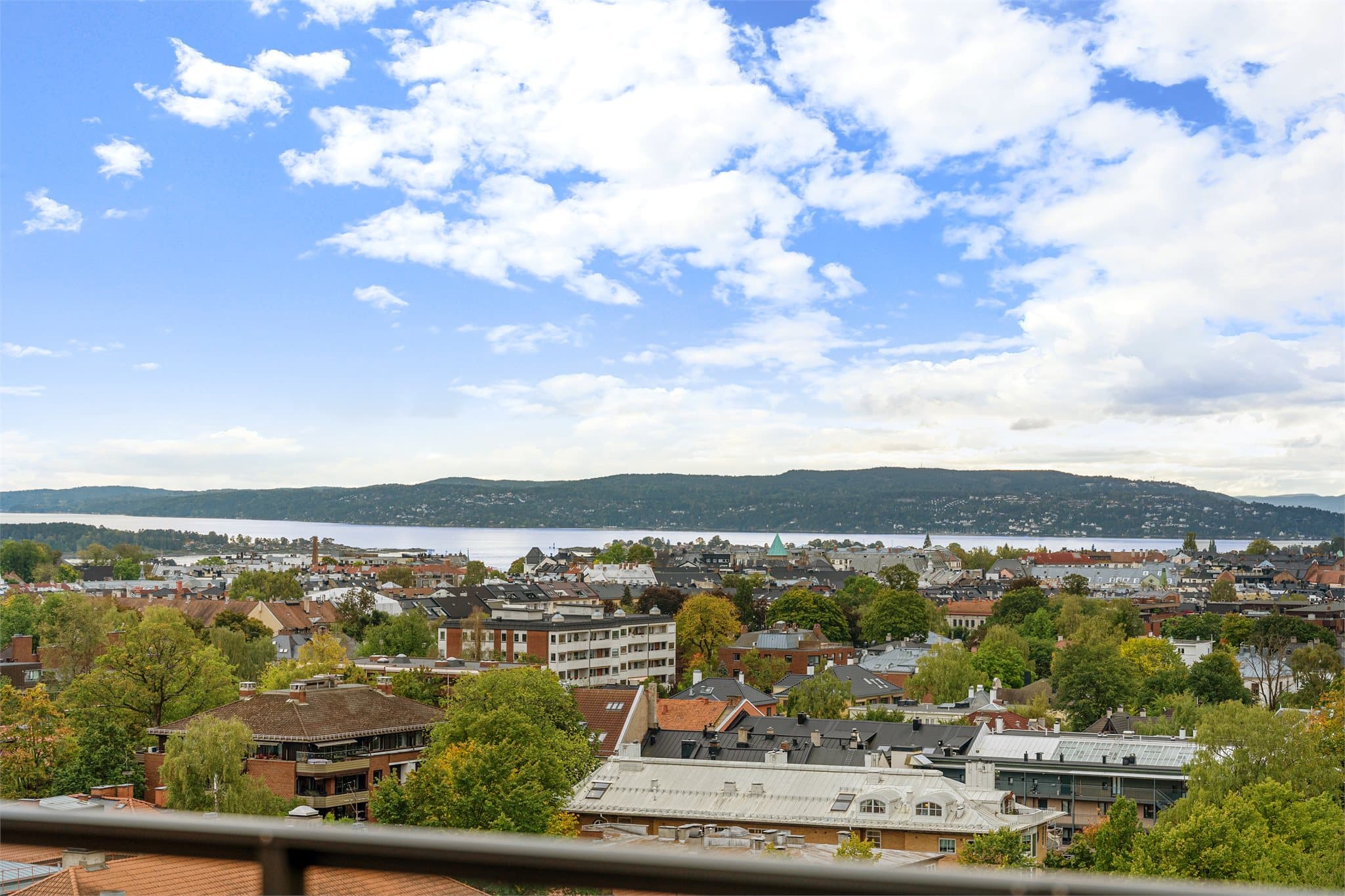 Ikke minst har du fantastisk utsikt over Oslo i alle retninger fordelt på de 3 takterrassene.
