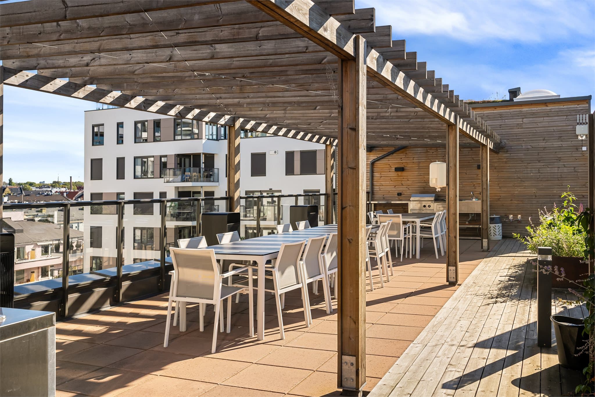 Utekjøkken med egne spisegrupper hvor dere kan nyte hyggelig grilling i sommervarmen!
