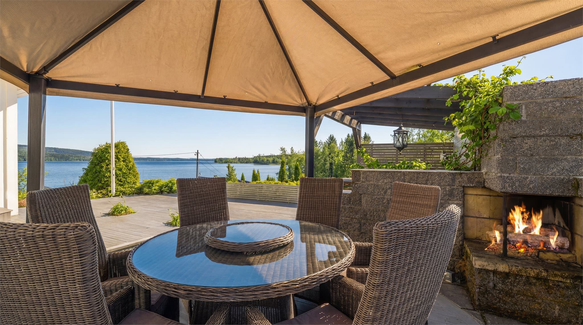 Meget fine uteområder og terrasse med utekjøkken og pergola