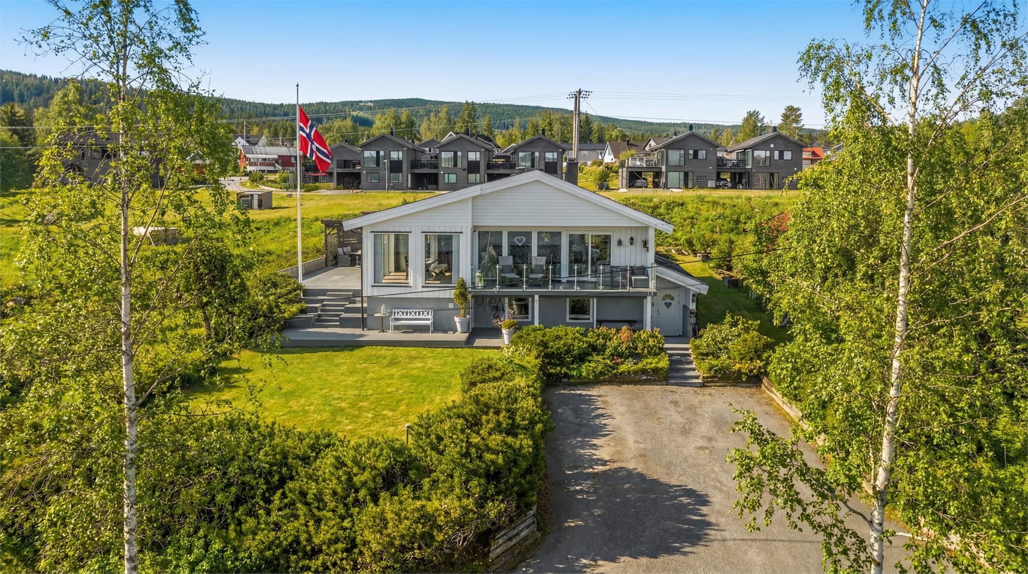 Idyllisk enebolig med nydelige uteplasser og flott utsikt over Hurdalssjøen