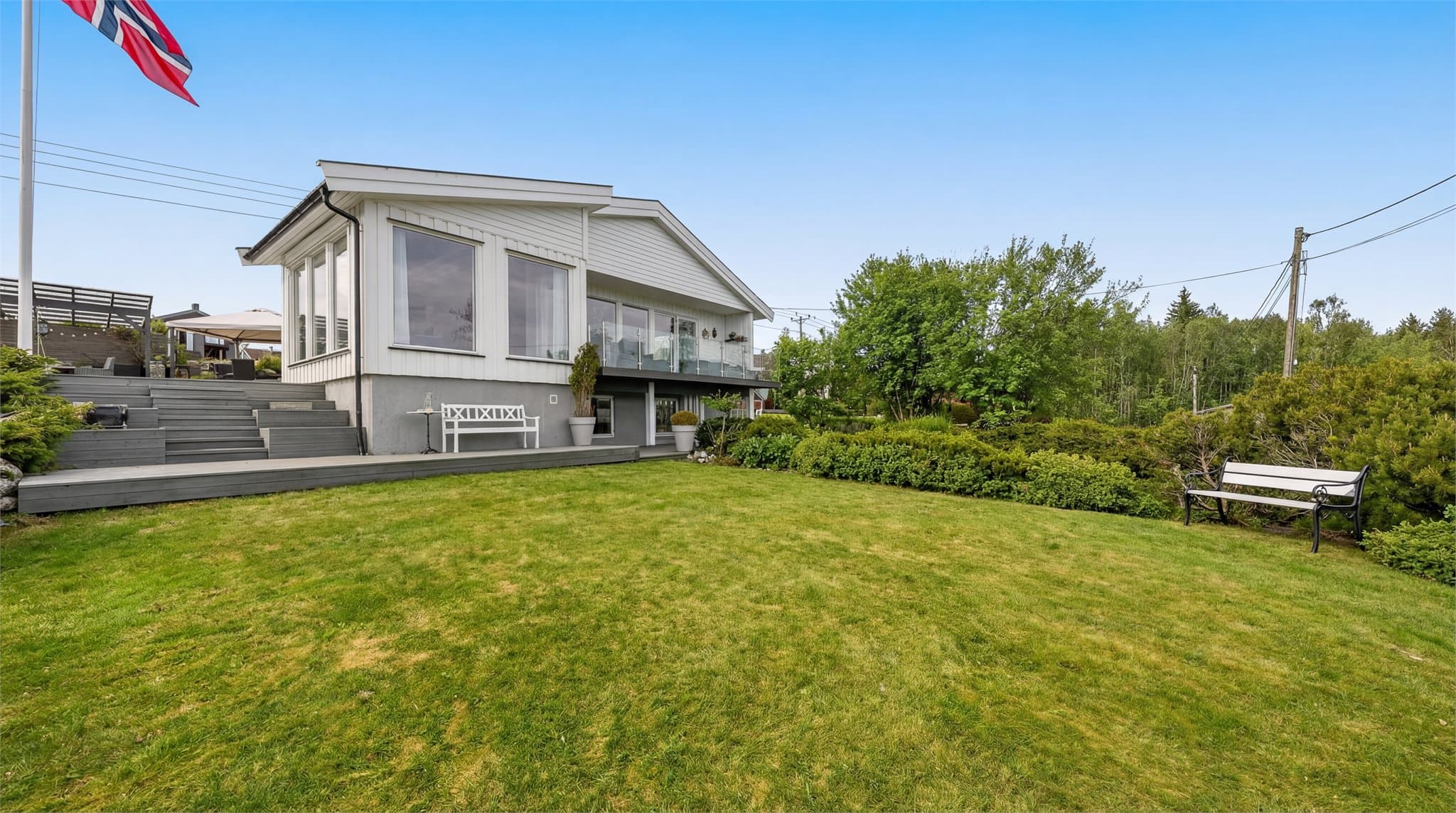 Stor hage i forkant av boligen