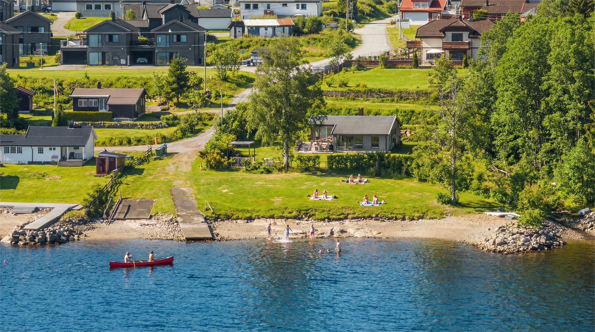 Umiddelbar nærhet til badeplass ved Hurdalssjøen - bilde er digitalt redigert med mennesker til inspirasjon