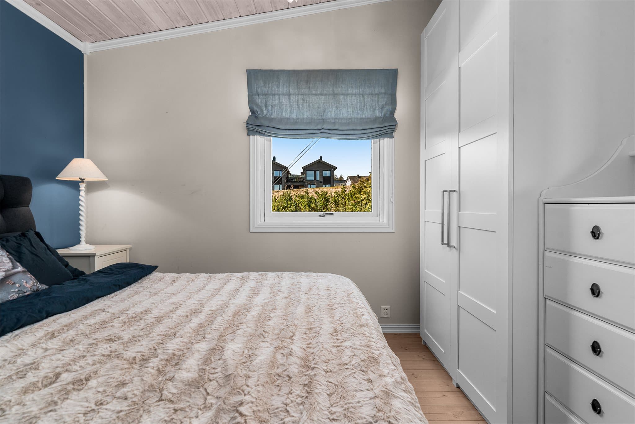 God plass til dobbeltseng og garderobeskap