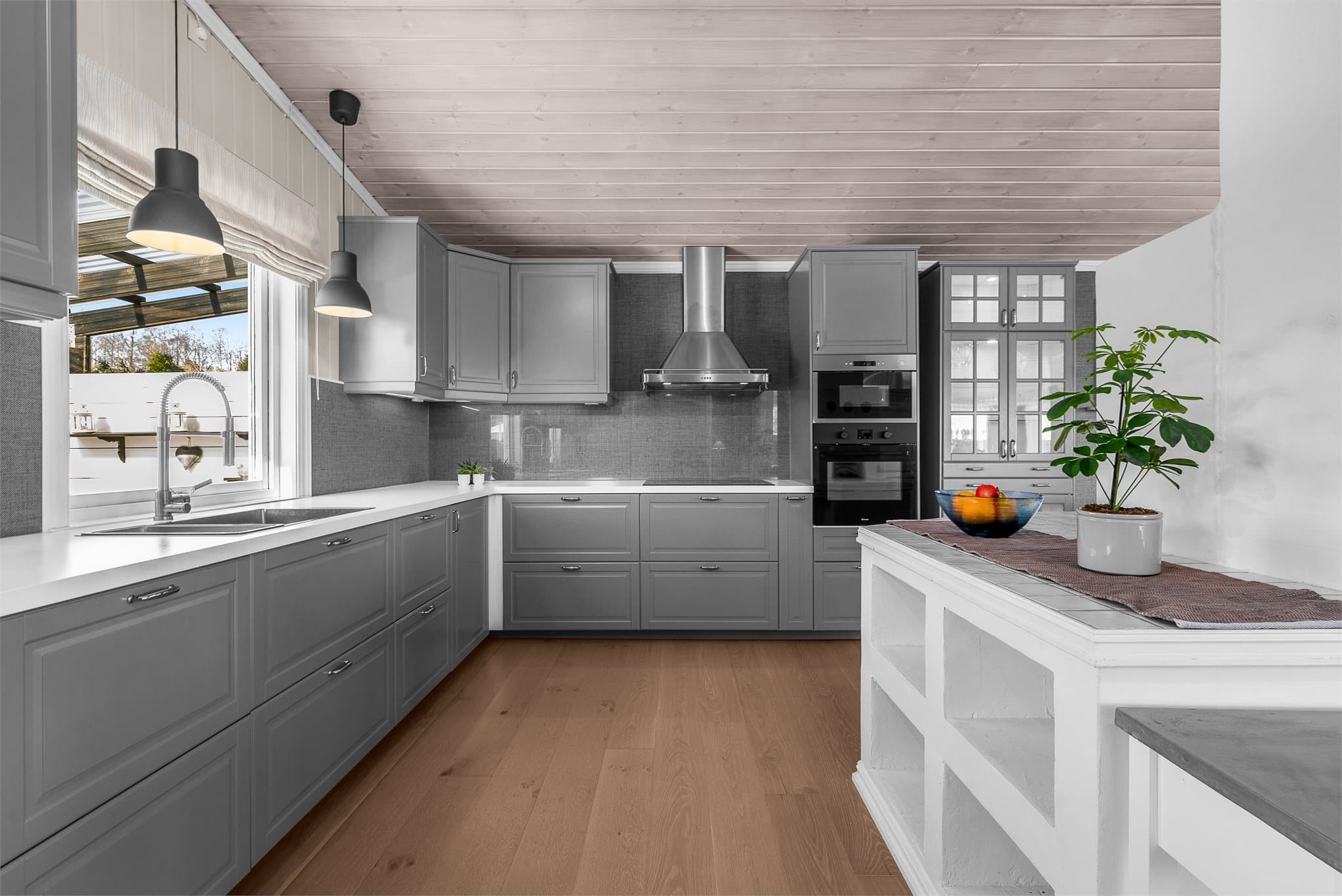 Integrerte hvitevarer på kjøkkenet som stekeovn, mikro, platetopp, oppvaskmaskin og kjøle-/ fryseskap