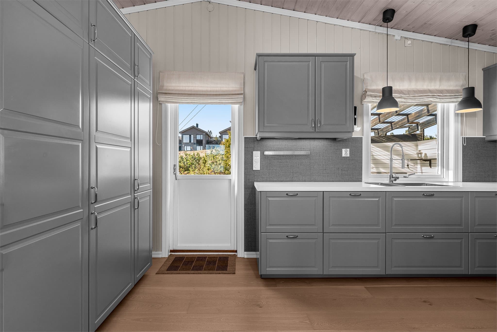 Fra kjøkkenet er det utgang til terrasse og hagen på baksiden