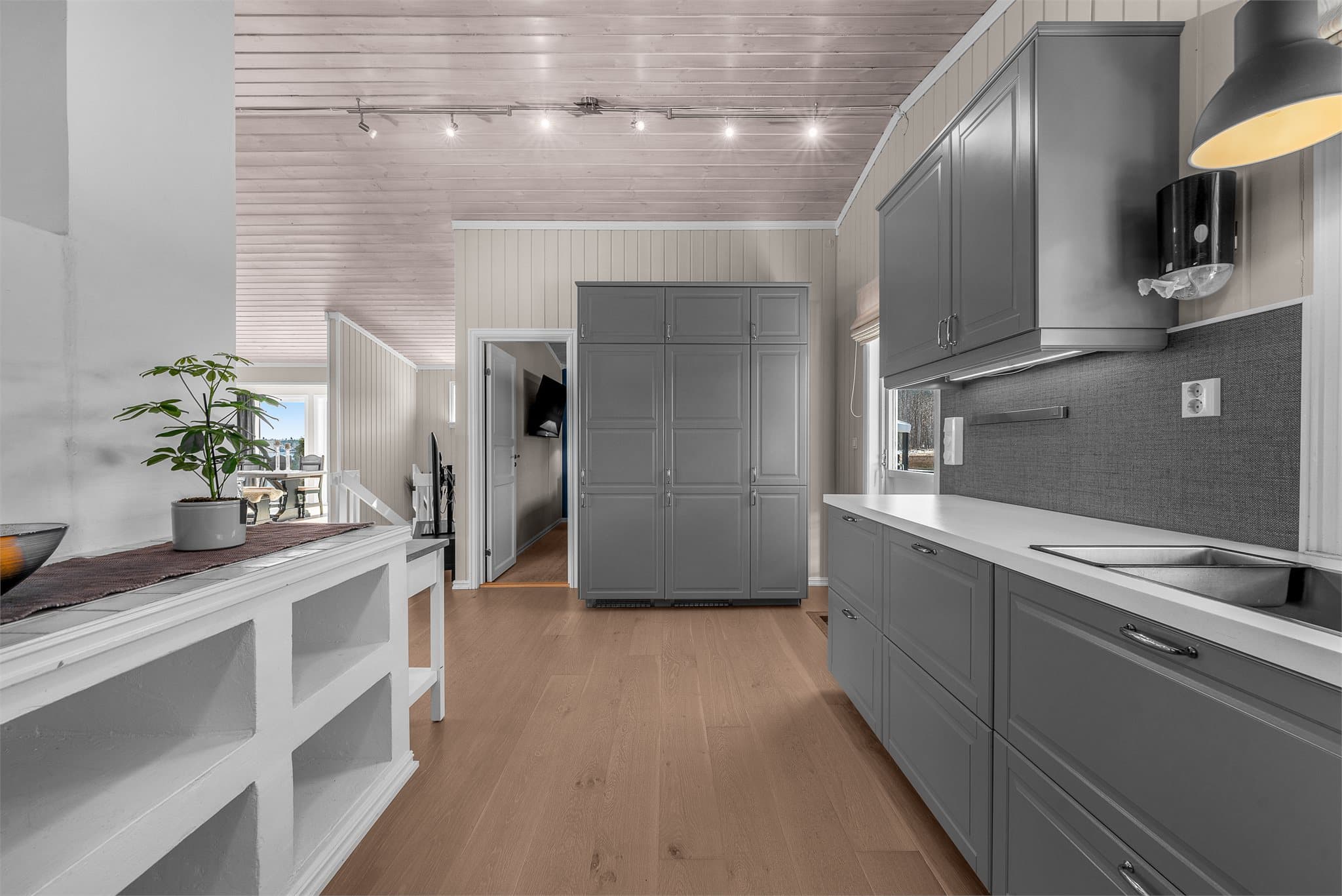 Kjøkkeninnredning med rikelig med skap- og benkeplass