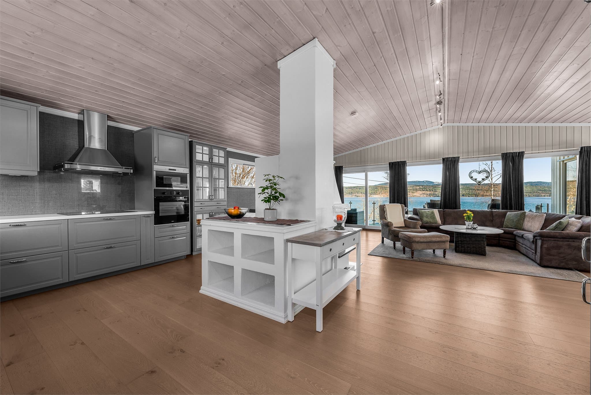 Stort og moderne kjøkken fra 2016