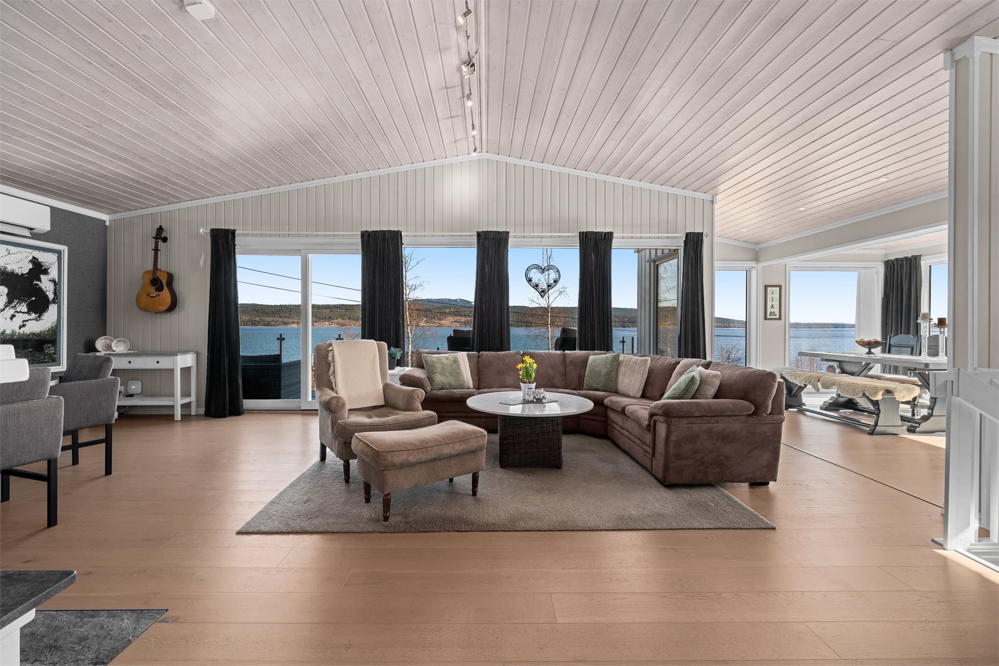 Stuen i 2.etasje med panoramautsikt over Hurdalssjøen