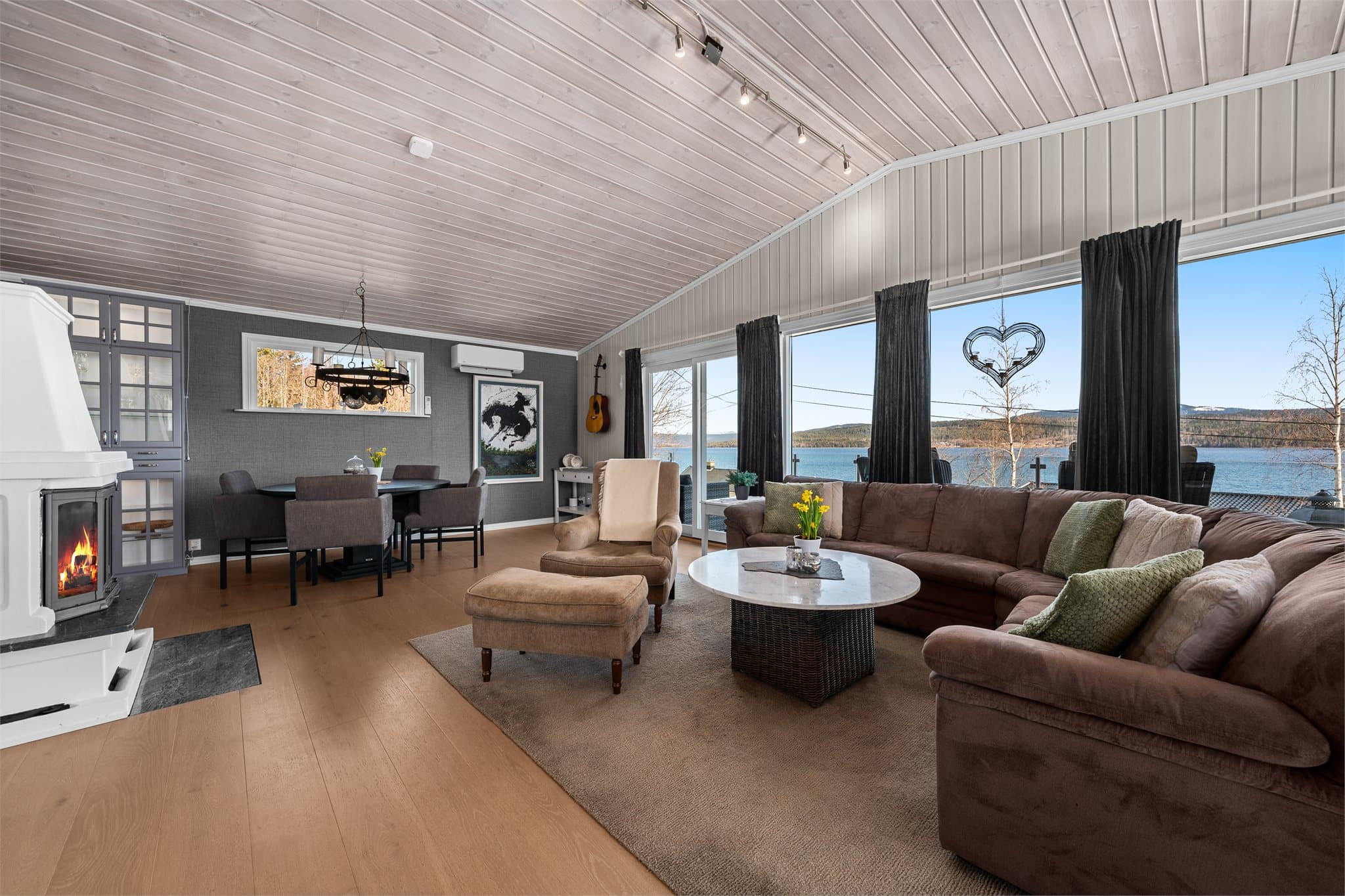 Stue med peisovn og varmepumpe