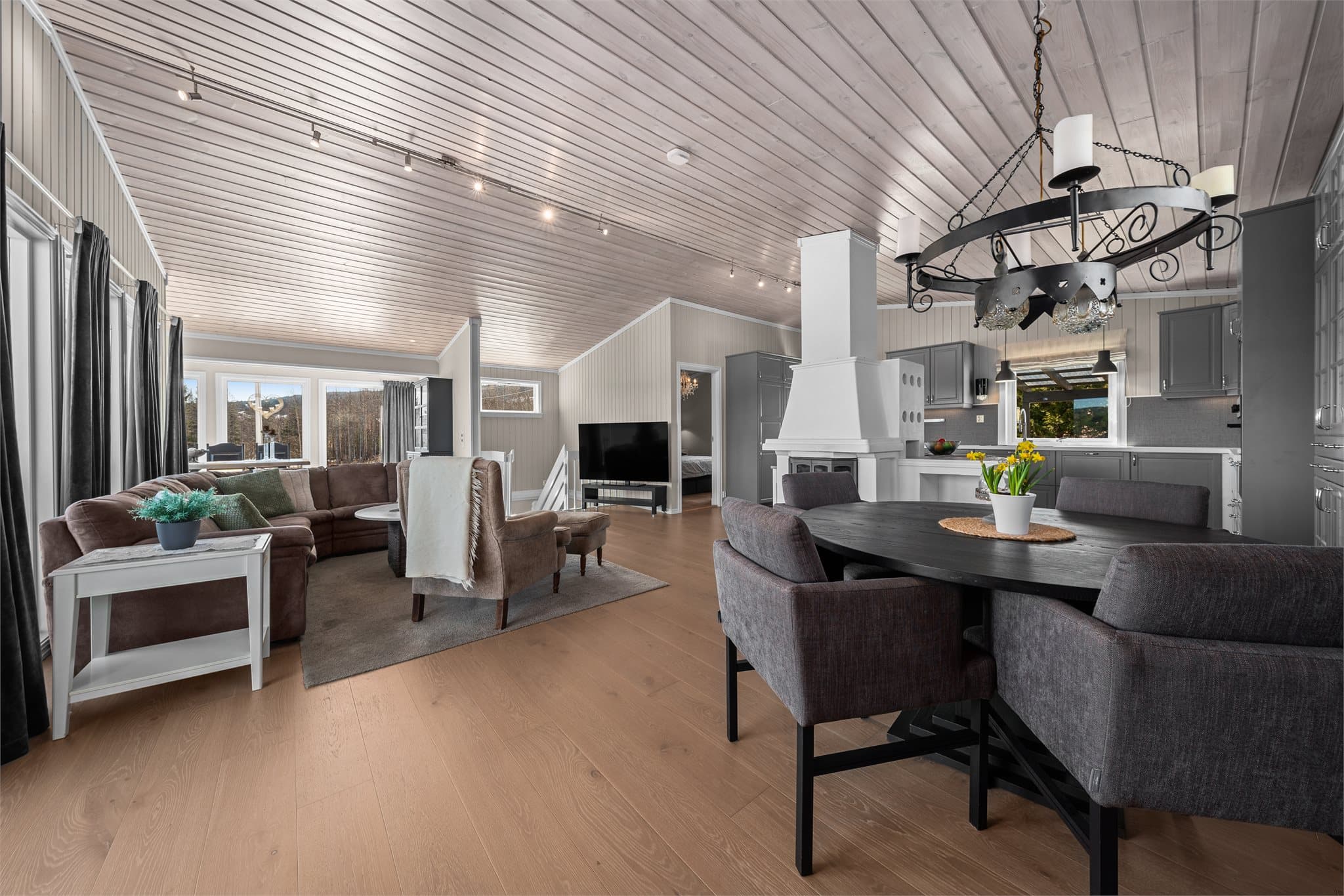 Stue med god takhøyde og store vindusflater