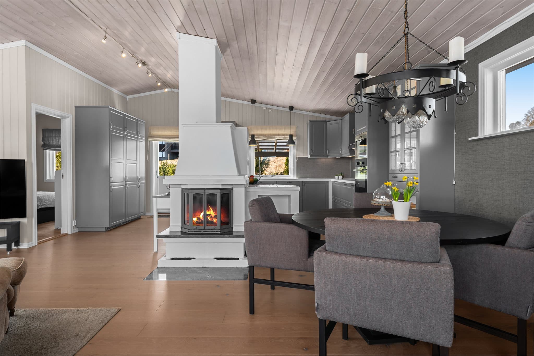 God plass til spisebord i tilknytning til kjøkkenet