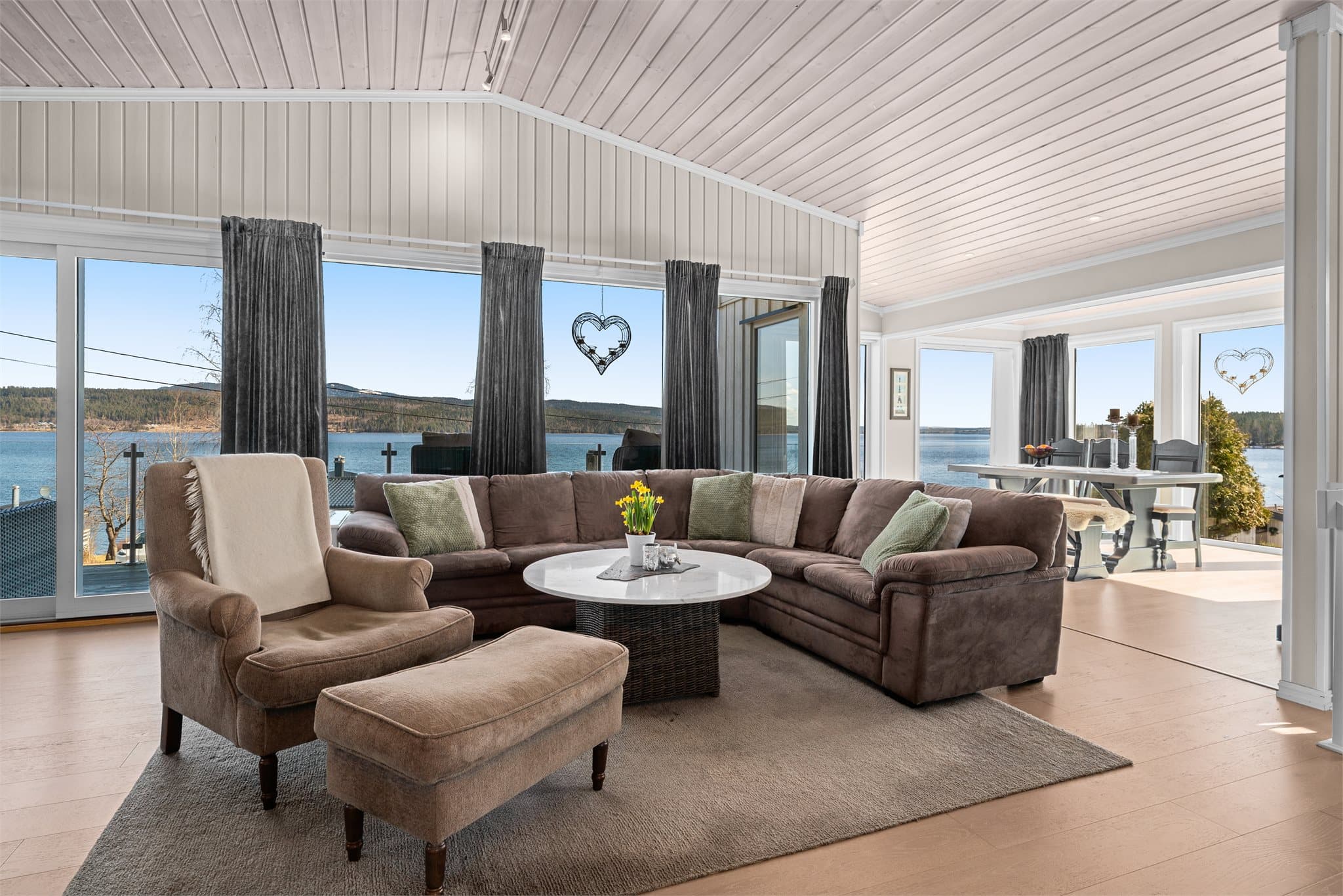 Store vindusflater og utgang til balkong