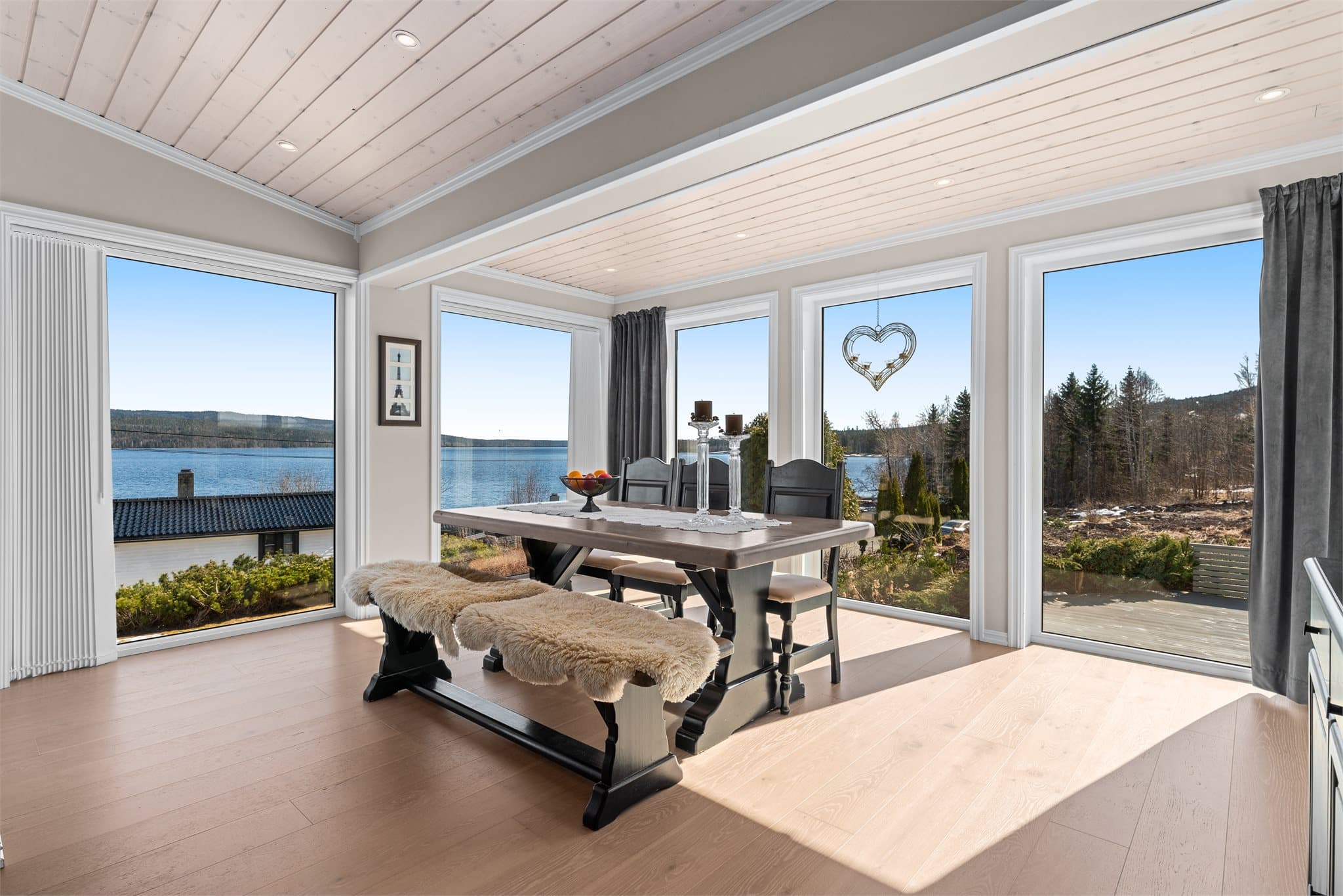 Påbygget del fra 2019 innredet med spisestue