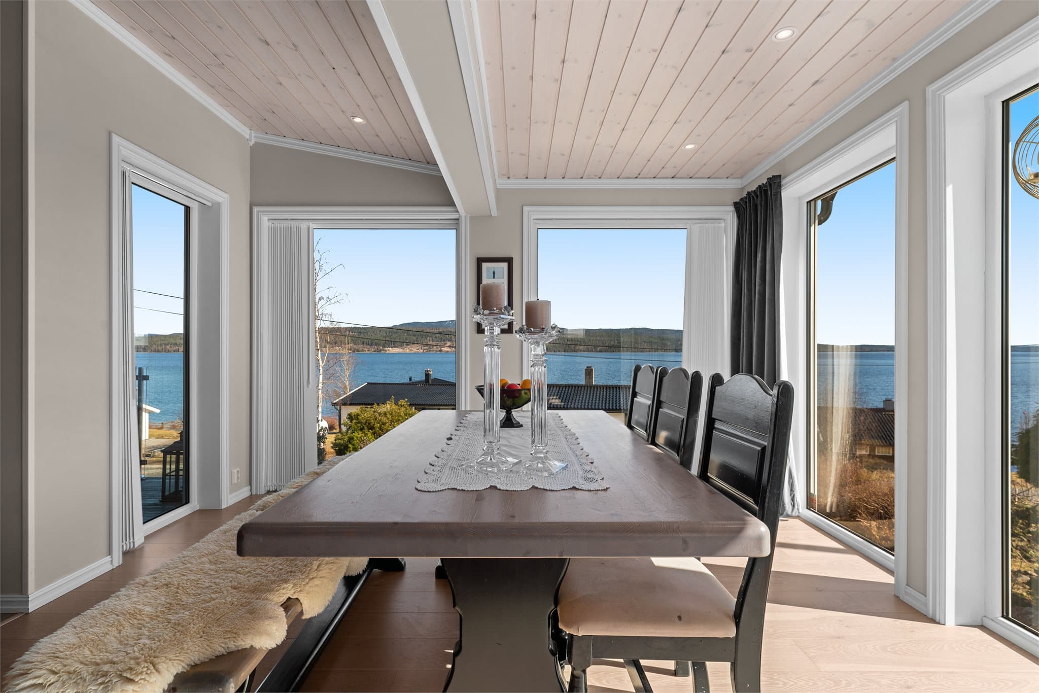 Store vindusflater gir mye naturlig lys