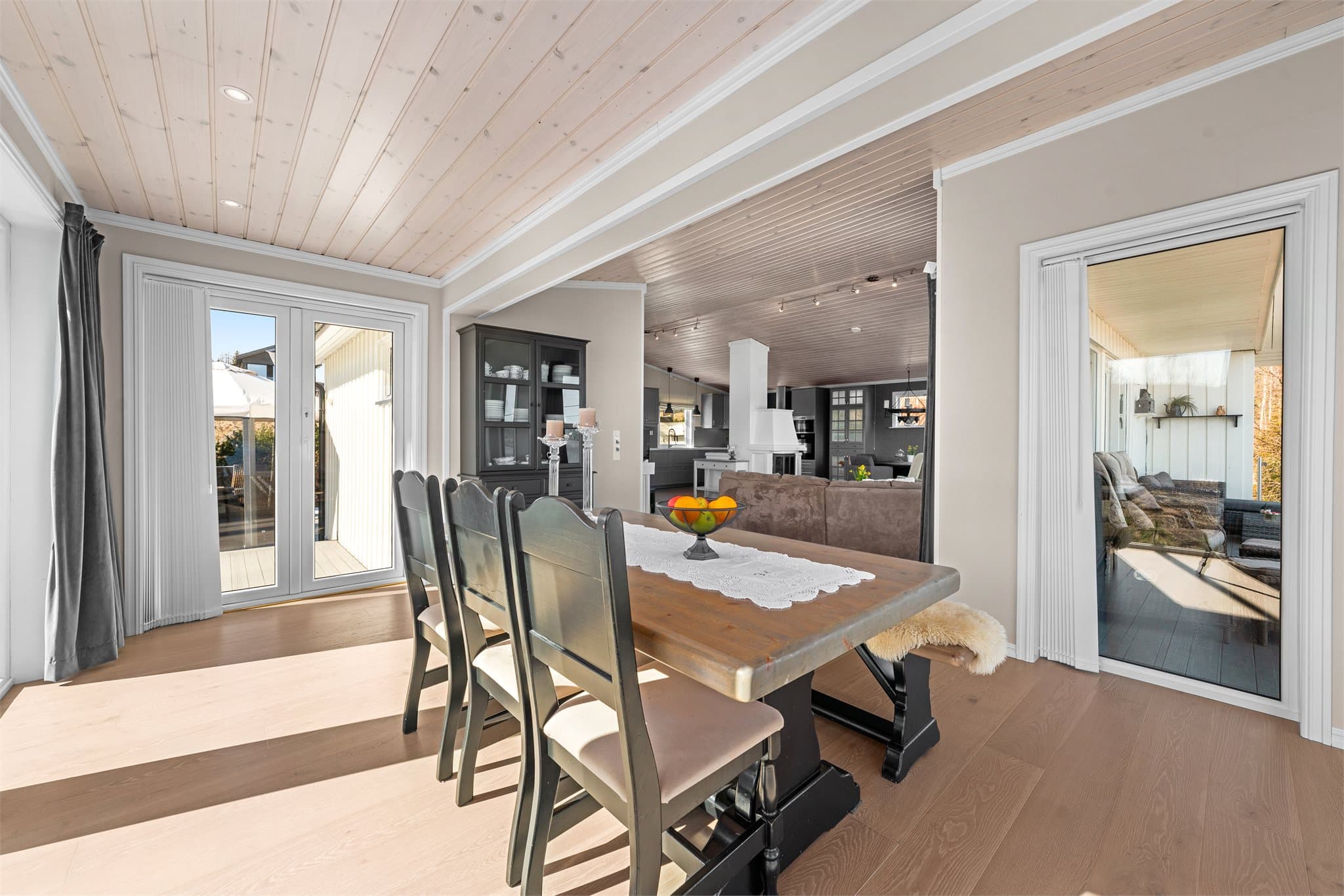 Påbygget del og utgang til terrassen også her