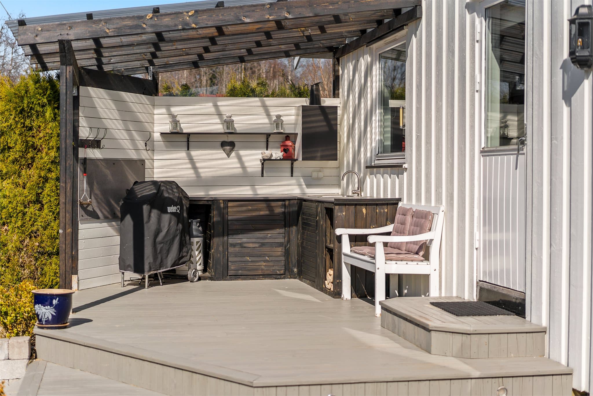 Utekjøkken og inngang til bolig og kjøkken