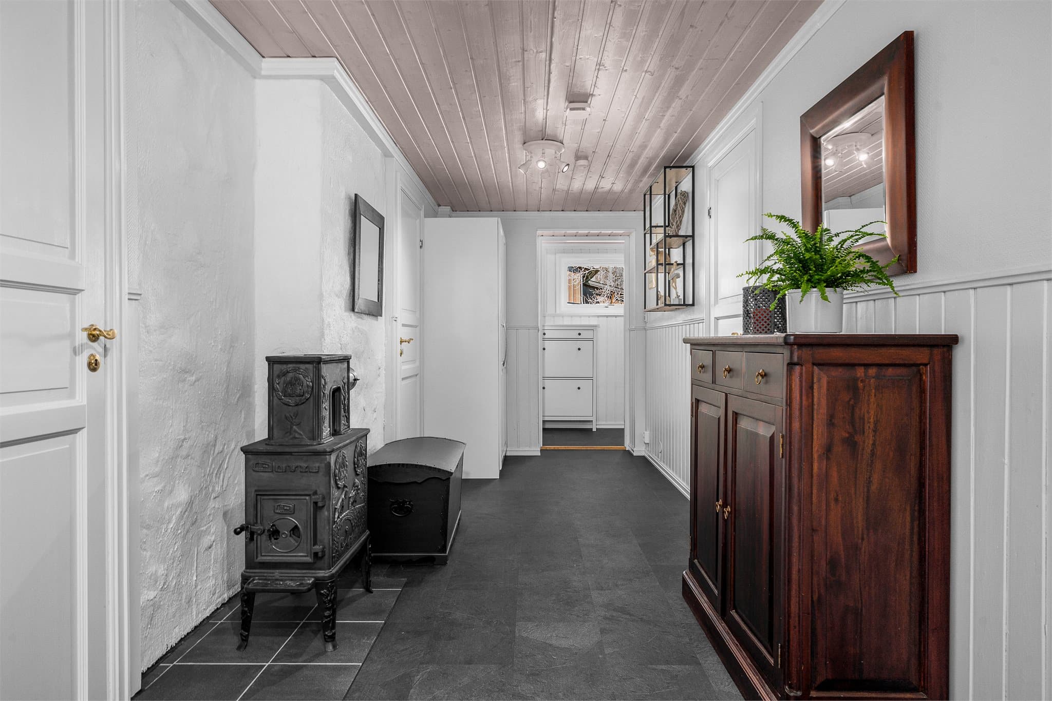 Gang med adkomst til 3 soverom, baderom og innvendig bod. Det er lagt varme i gulv