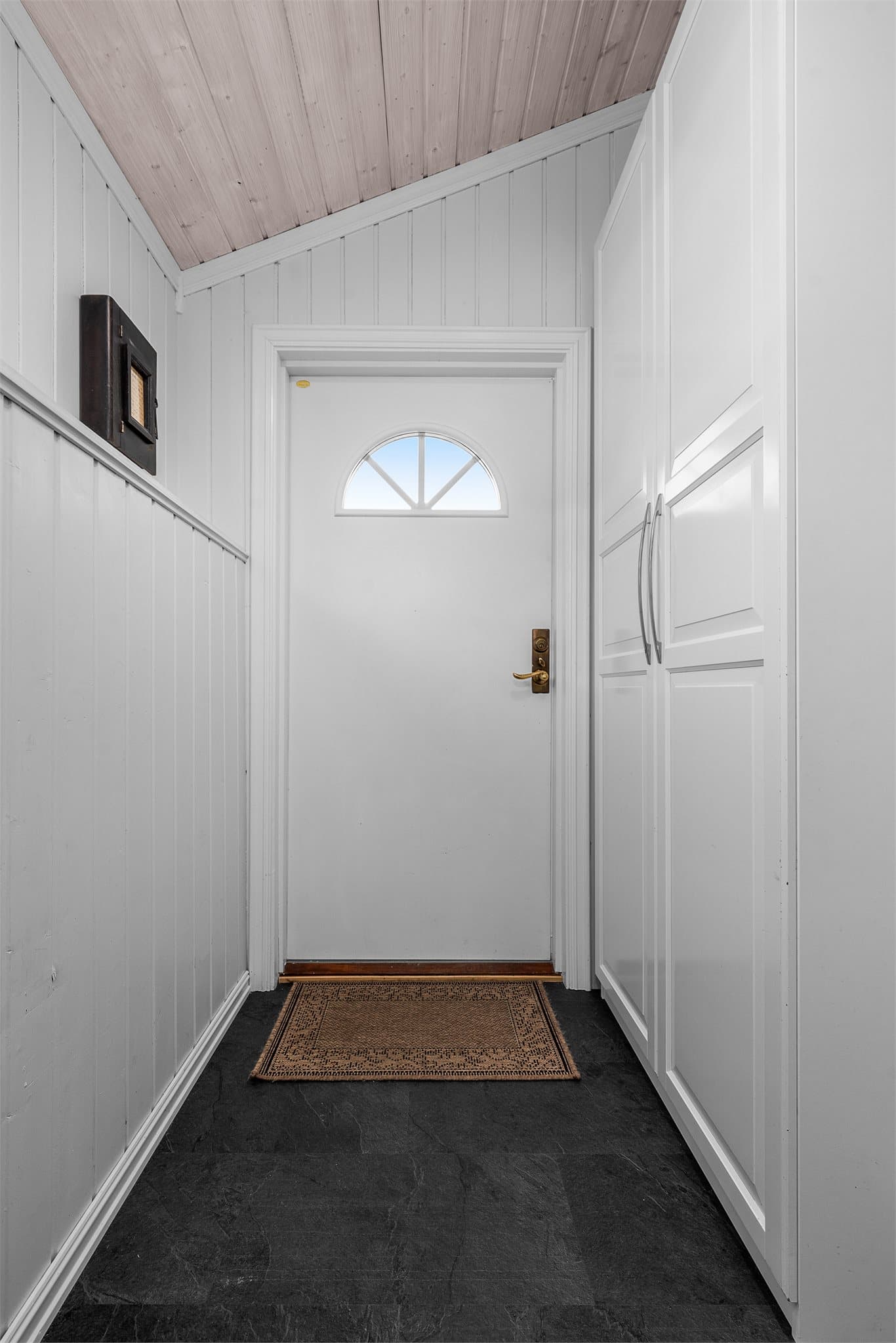 Entrè/gang med praktisk garderobeskap