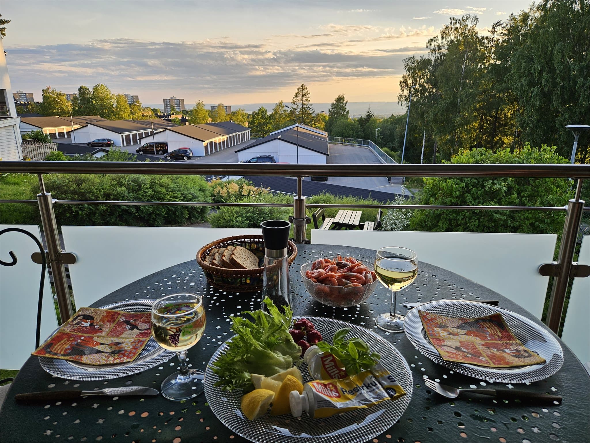 Bilde tatt av selger - Uteplassen har god plass til loungemøbler og utegrill, og kan by på masse sosiale eller rolig kvelder i solnedgangen.