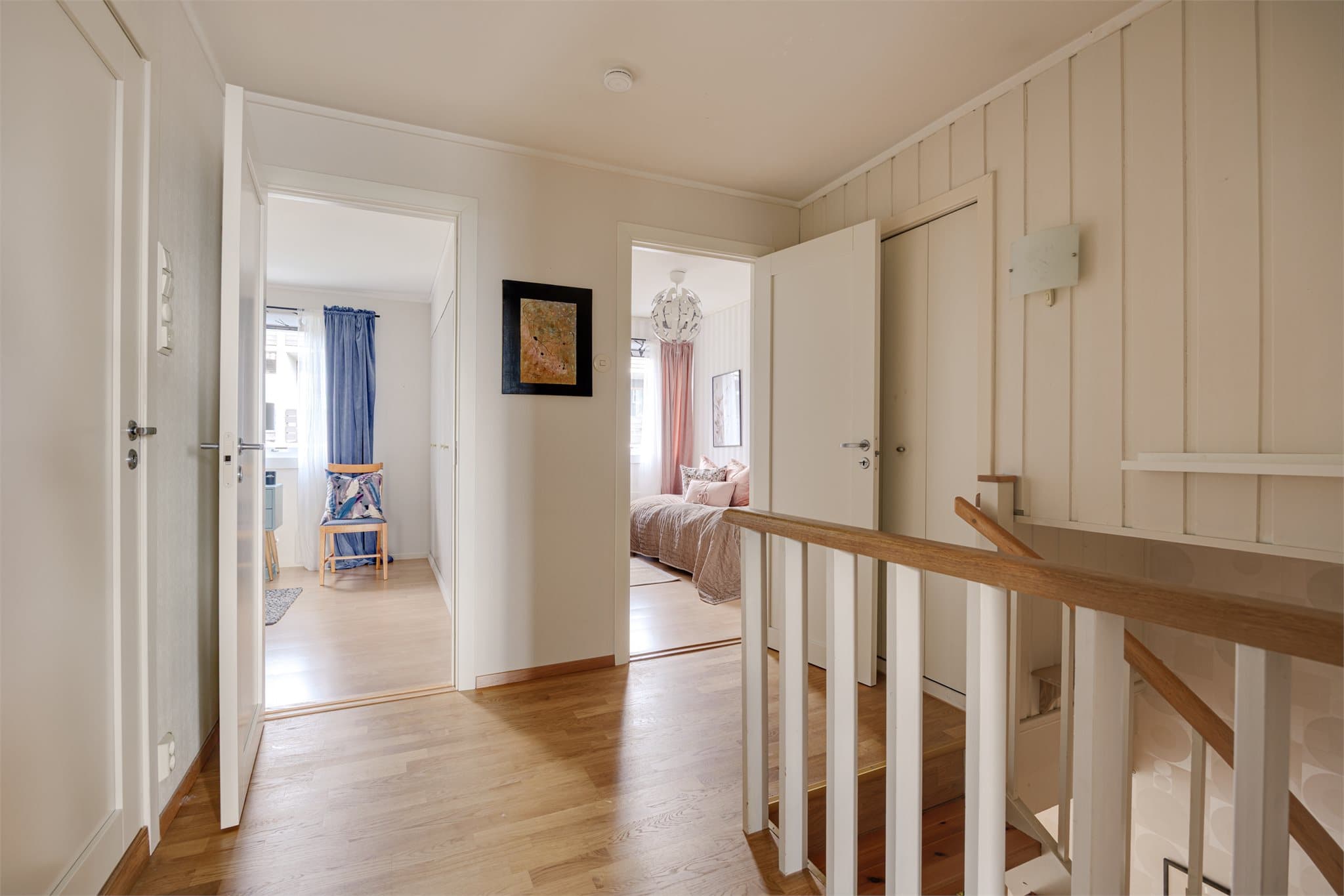 Til høyre for trappen er det god plass til oppbevaring i et skap som strekker seg langt inn i veggen. Perfekt til oppbevaring av sesongtøy, leker, støvsugeren mm.