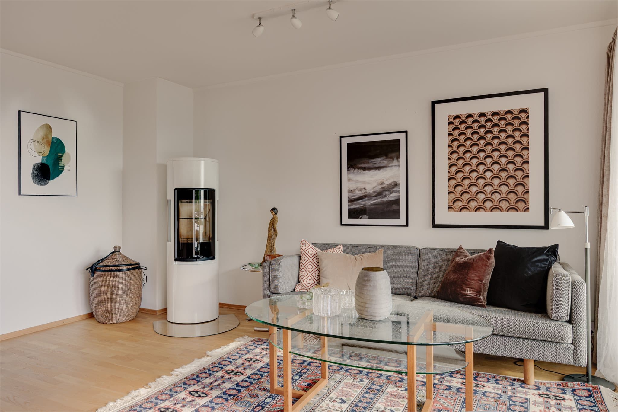 Stuen byr på en moderne peisovnen med glassdør gir en varm atmosfære i rommet og har god varmeeffekt.