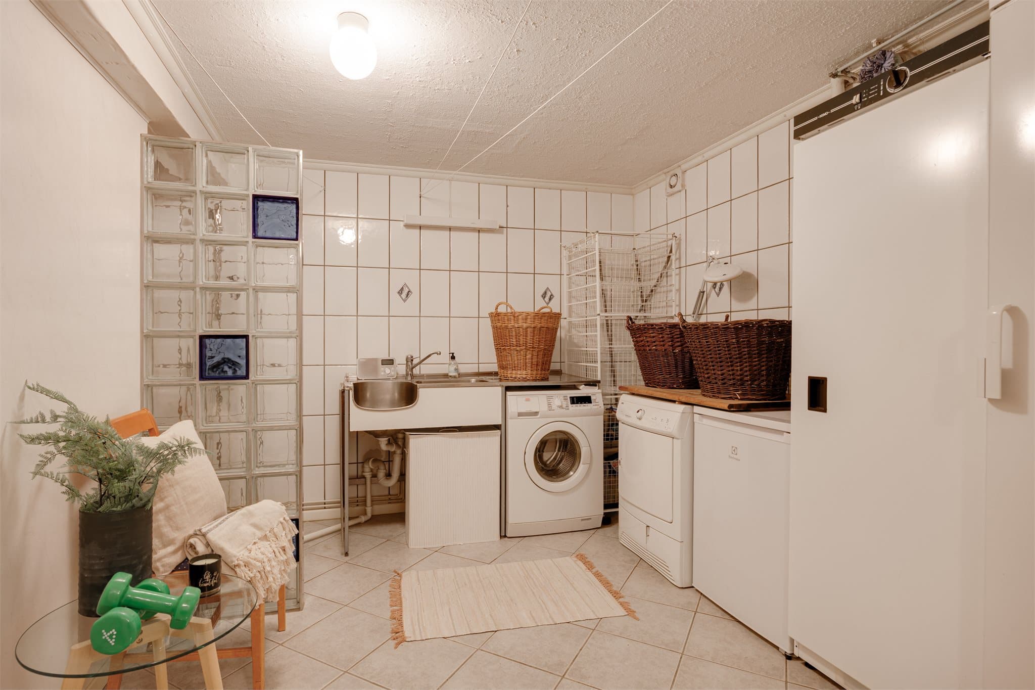 Samt har rommet tørkeskap. Vaskerommet er romslig, og det er god plass til eventuelle treningsapparater her for den som er aktiv.