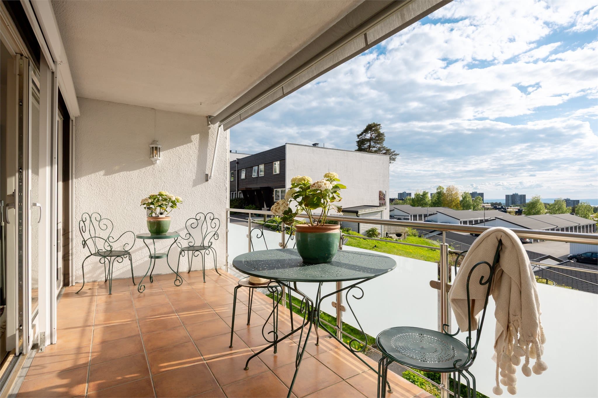 Utsikten og solforholdene her er upåklagelige og med 2 balkonger kan familien nyte både familieselskaper eller fred og ro.