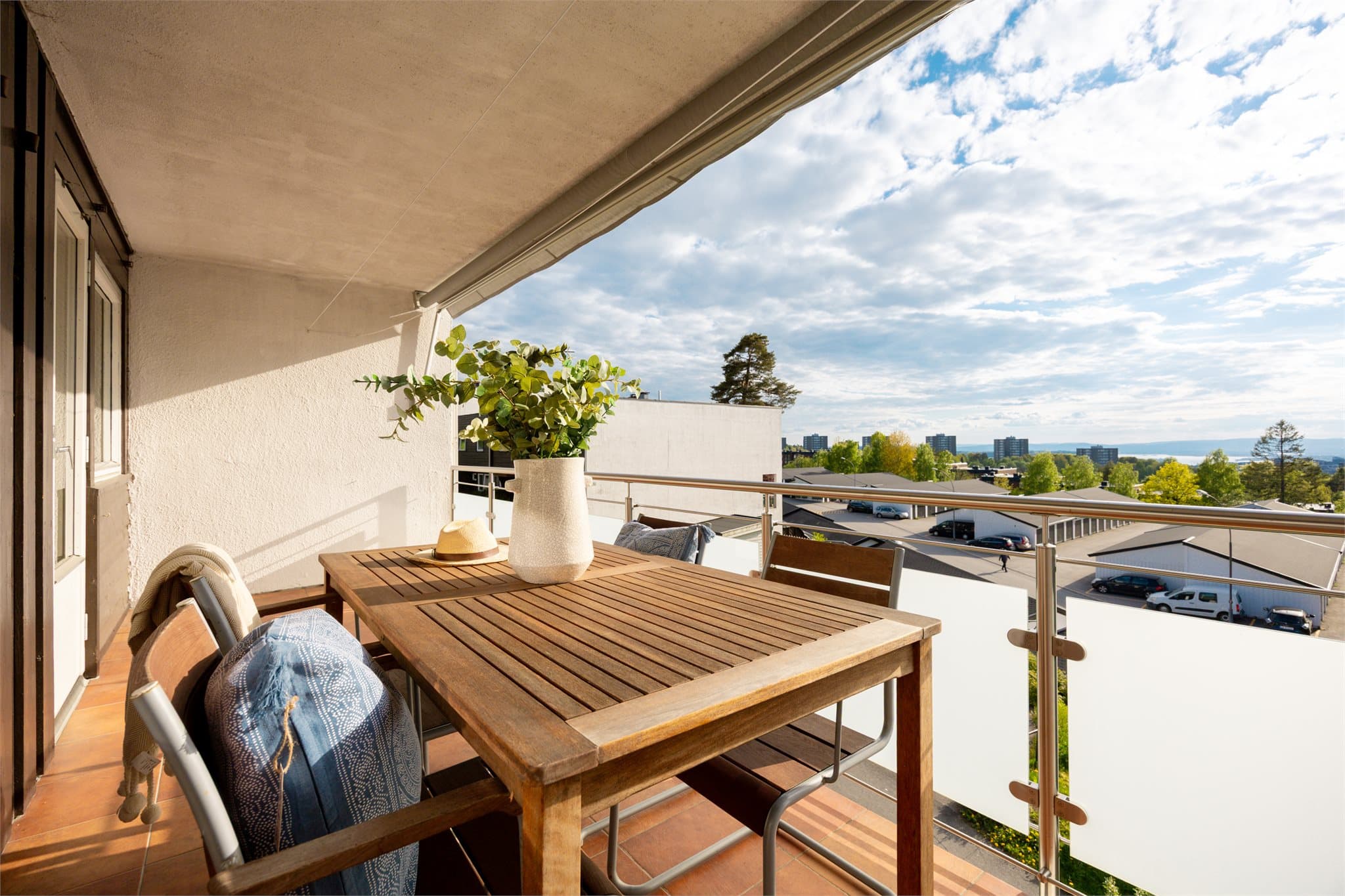 Et hjem hvor familiedrømmer kan bli virkelighet. Nyt en av Oslos flotteste utsikter fra et romslig rekkehus med plass til både hverdag og fest. Klar for en aktiv og innholdsrik livsstil, med skiløyper, turstier og naturopplevelser? Velkommen!