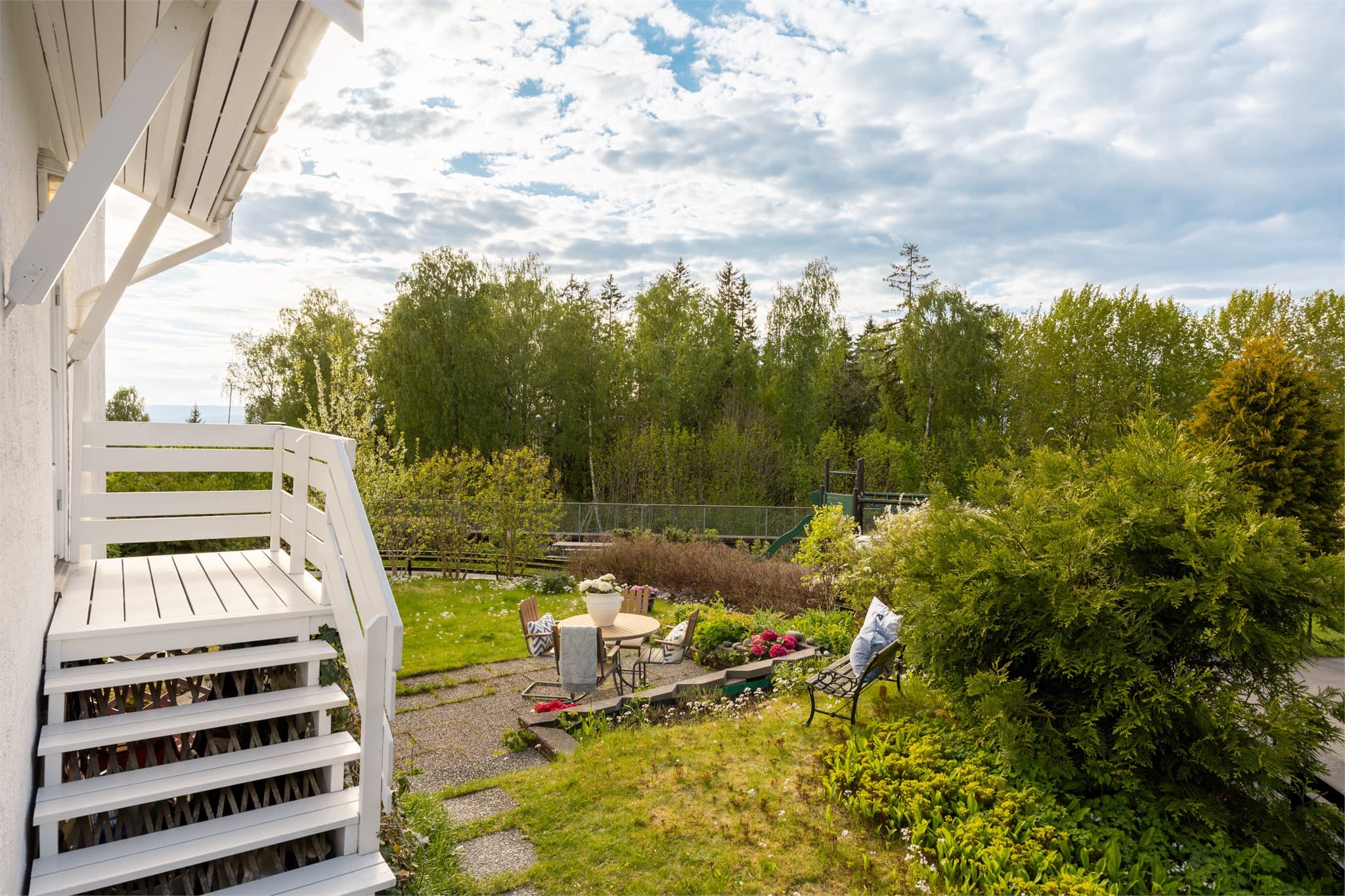 Uteområdet byr på en stor og frodig hage med rikelig gressplen som gir gode muligheter for lek, aktiviteter og avslapning. Praktisk adkomst fra kjøkkenet.