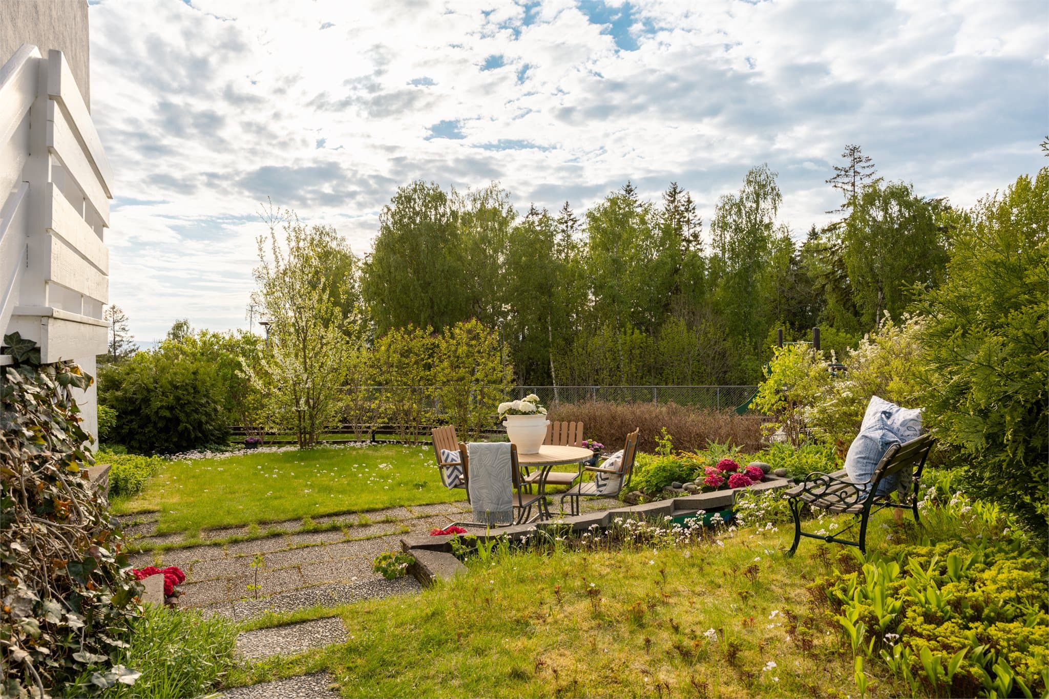 Hagen til huset er frodig og gir familien plass til lek og moro. For deg som har grønnefingre er det gode muligheter til å holde på med både blomster og annen beplantning.