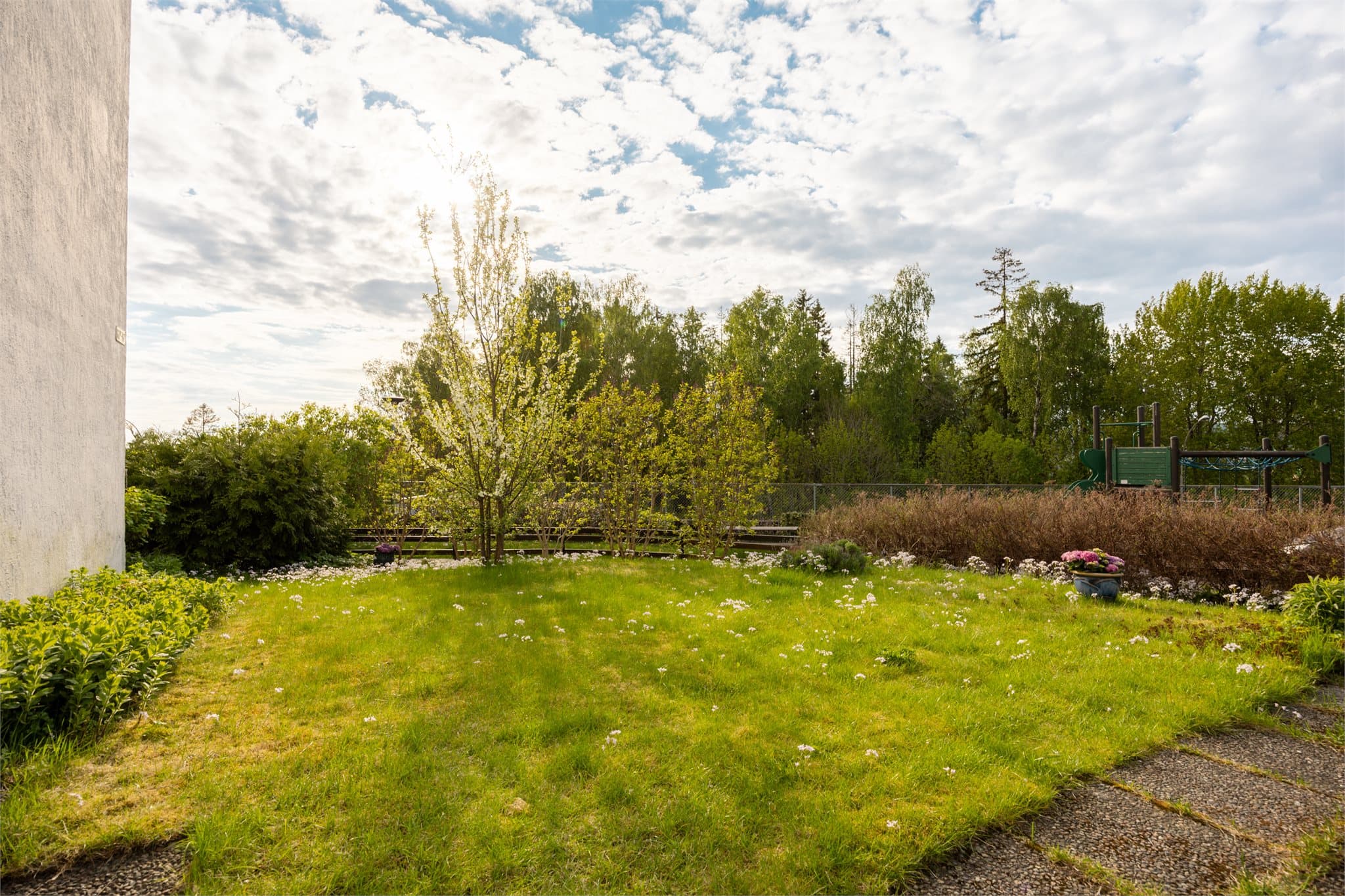 Hagen gir god plass til trampoline, lekestativ eller annet barna måtte ønske å more seg med.