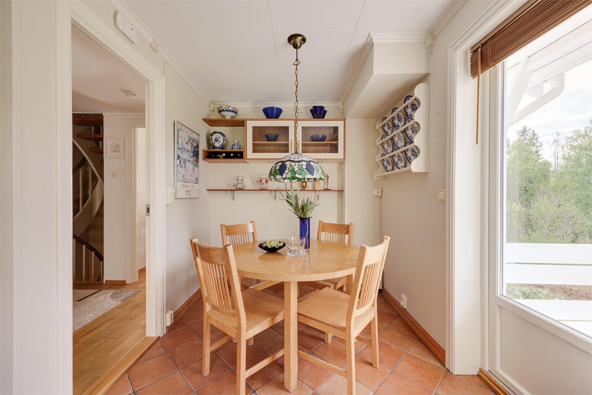 Ekstra verdifullt for hverdagslogistikken er plass til frokostbord og en verandadøren som gir direkte utgang fra kjøkkenet og ut til en lun, mindre treveranda med trapp videre ned til hagen.