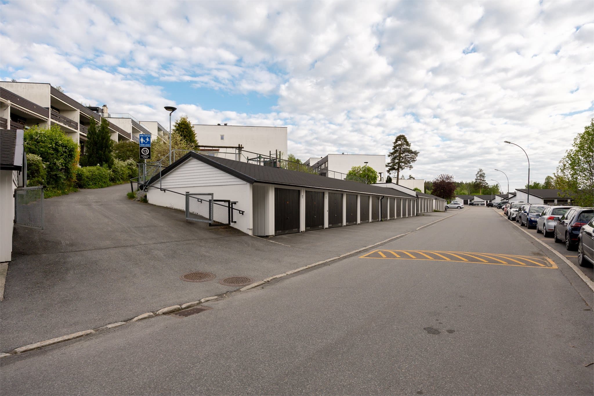 Enheten disponerer én garasjeplass i felles garasjerekke, som gir praktisk og trygg parkering.