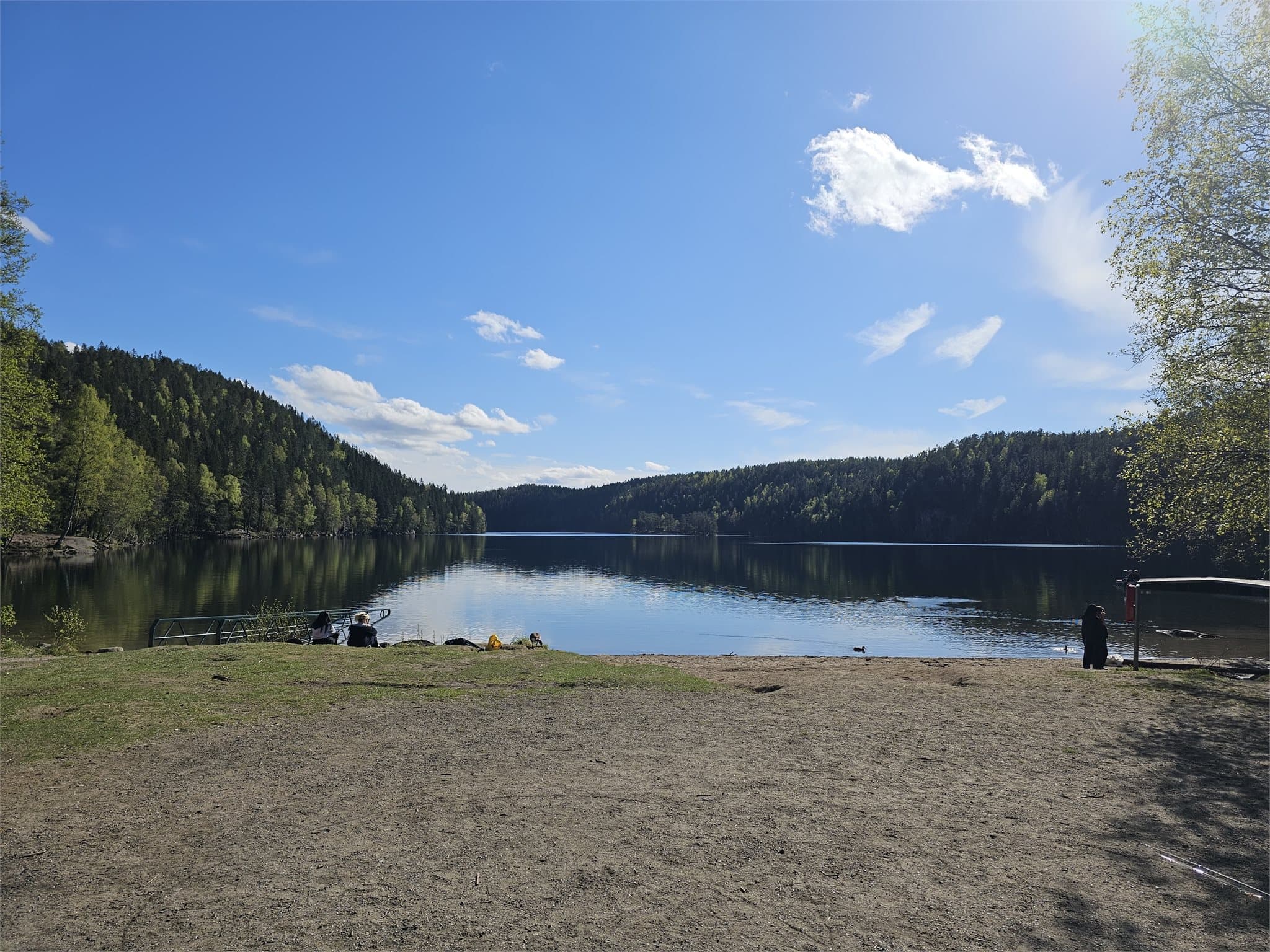 Ved Lutvann får du vakker natur rett utenfor døren, med flotte turstier, badeplass og rolige omgivelser året rundt. Et perfekt område for deg som ønsker en aktiv og naturnær hverdag, samtidig som byen er kort vei unna.