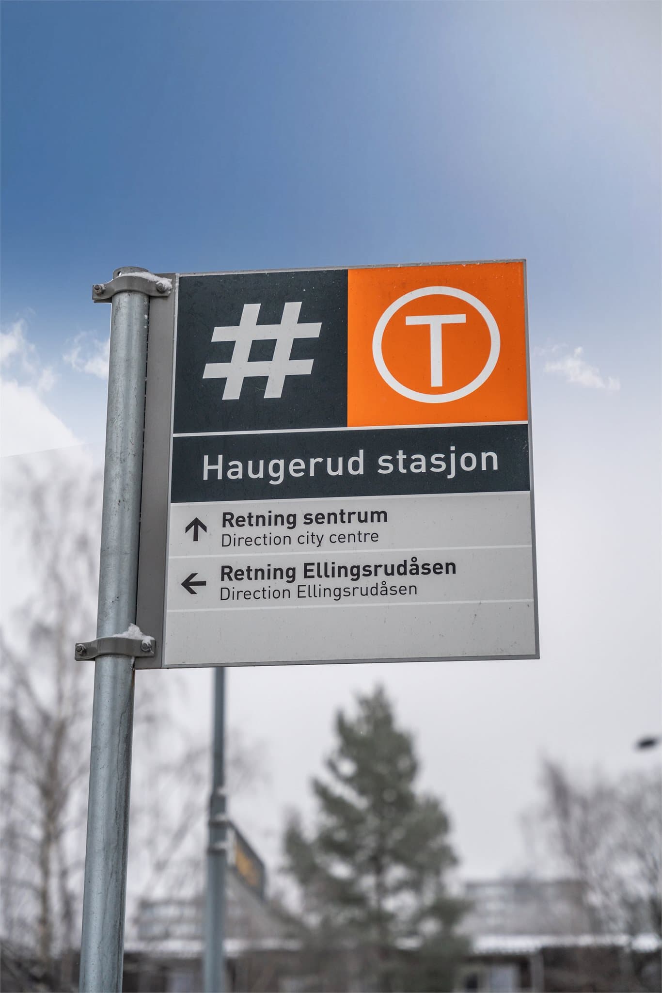 Det er kort vei til Haugerud T-banestasjon, som gir en enkel og effektiv reise til Oslo sentrum. Bussholdeplass ligger praktisk talt rett utenfor døren, noe som gjør hverdagen enkel for både pendlere og øvrige reisende.