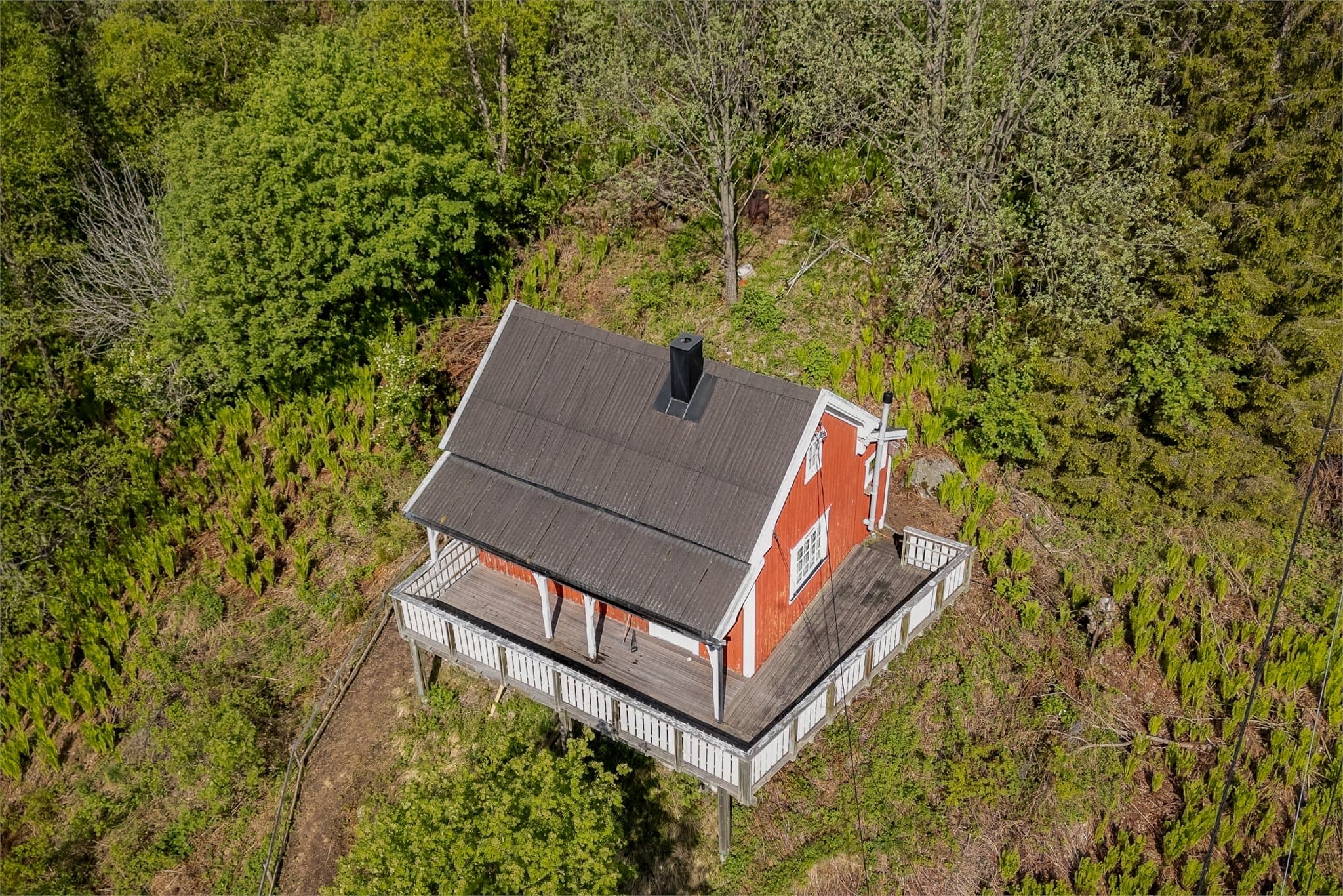 Den romslige verandaen gir rikelig med uteplass og fanger omgivelsene fra flere vinkler.