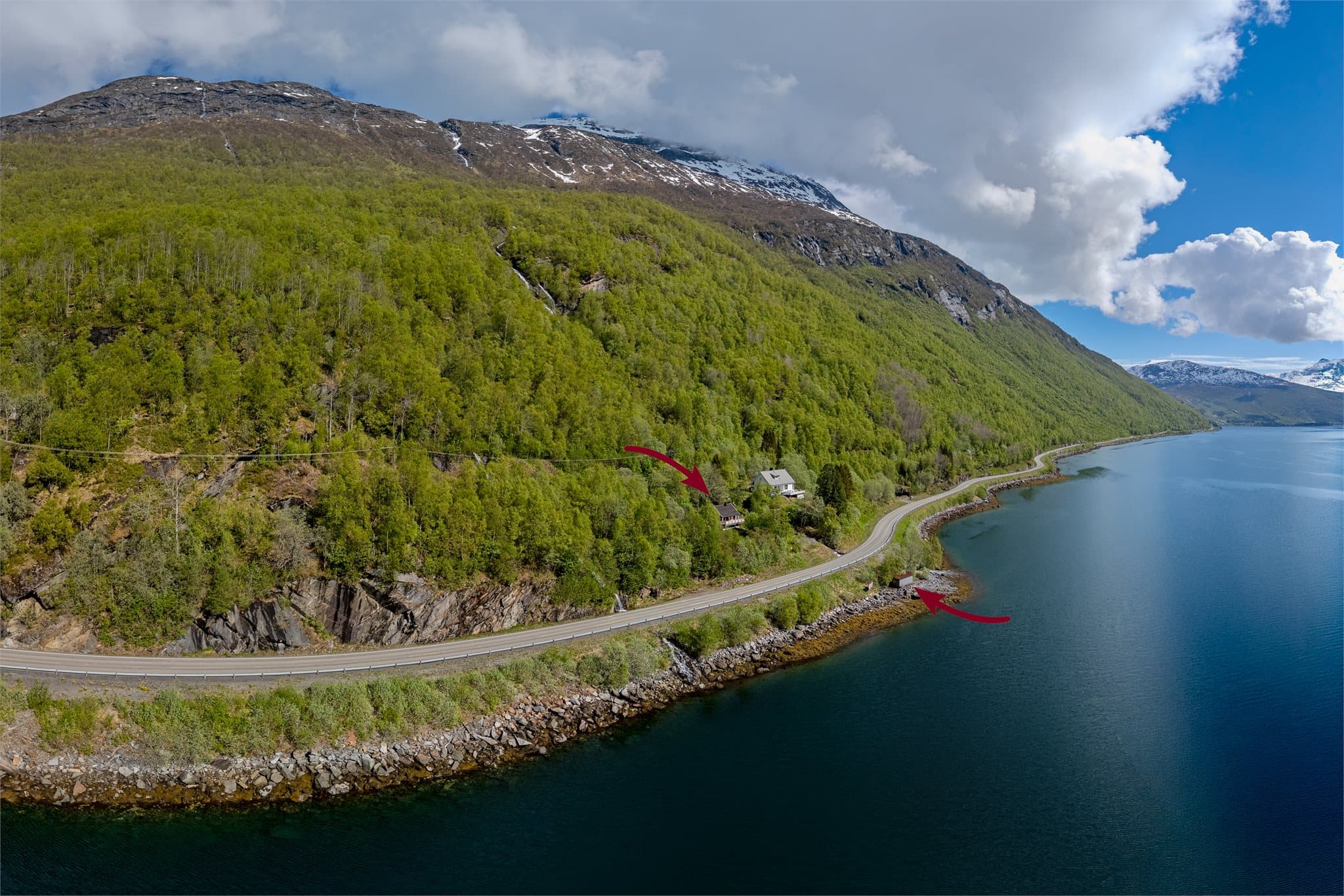 Eiendommen ligger i et skrånende terreng med umiddelbar nærhet til sjøen.