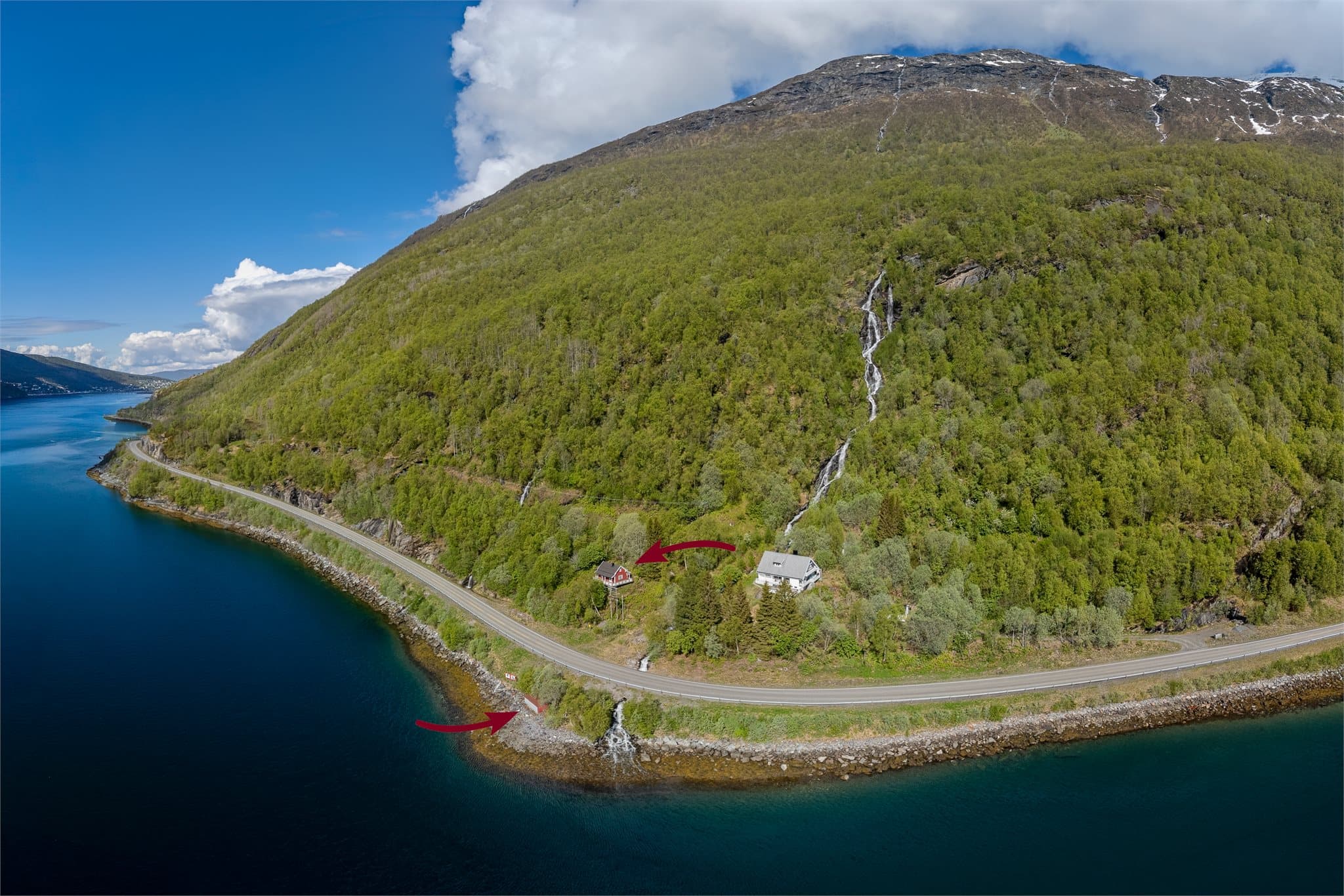 Beliggenheten kombinerer landlig ro med kort avstand til servicetilbud i Narvik, som er ca. 10 minutter unna med bil.
