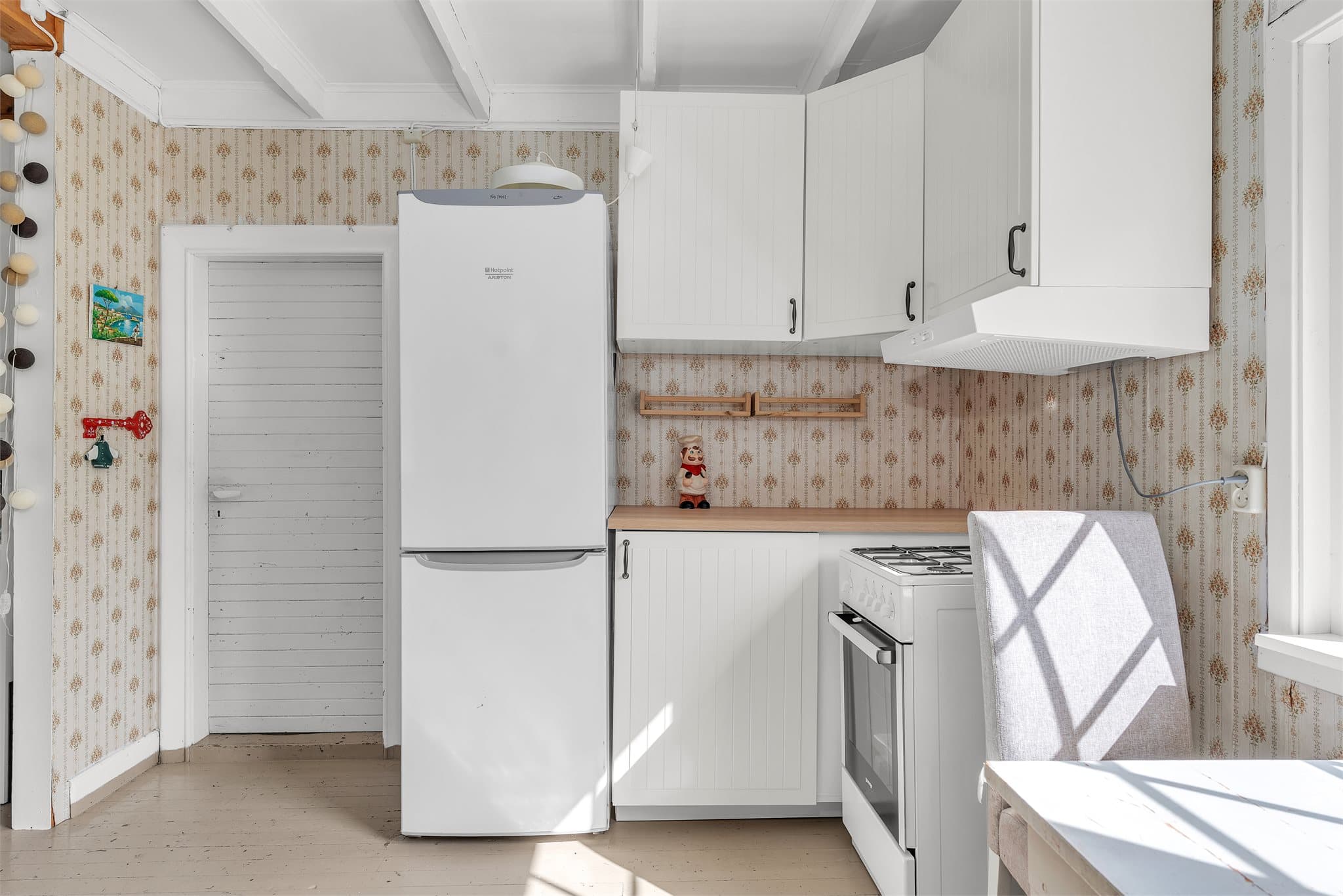 Kjøkkenet har kjøl/fryseskap og kjøkkenventilator med avtrekk ut.