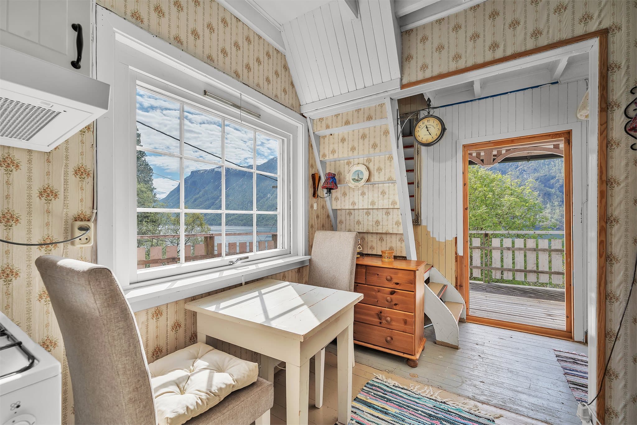 Kjøkkenet har spiseplass ved vinduet og direkte utgang til verandaen.