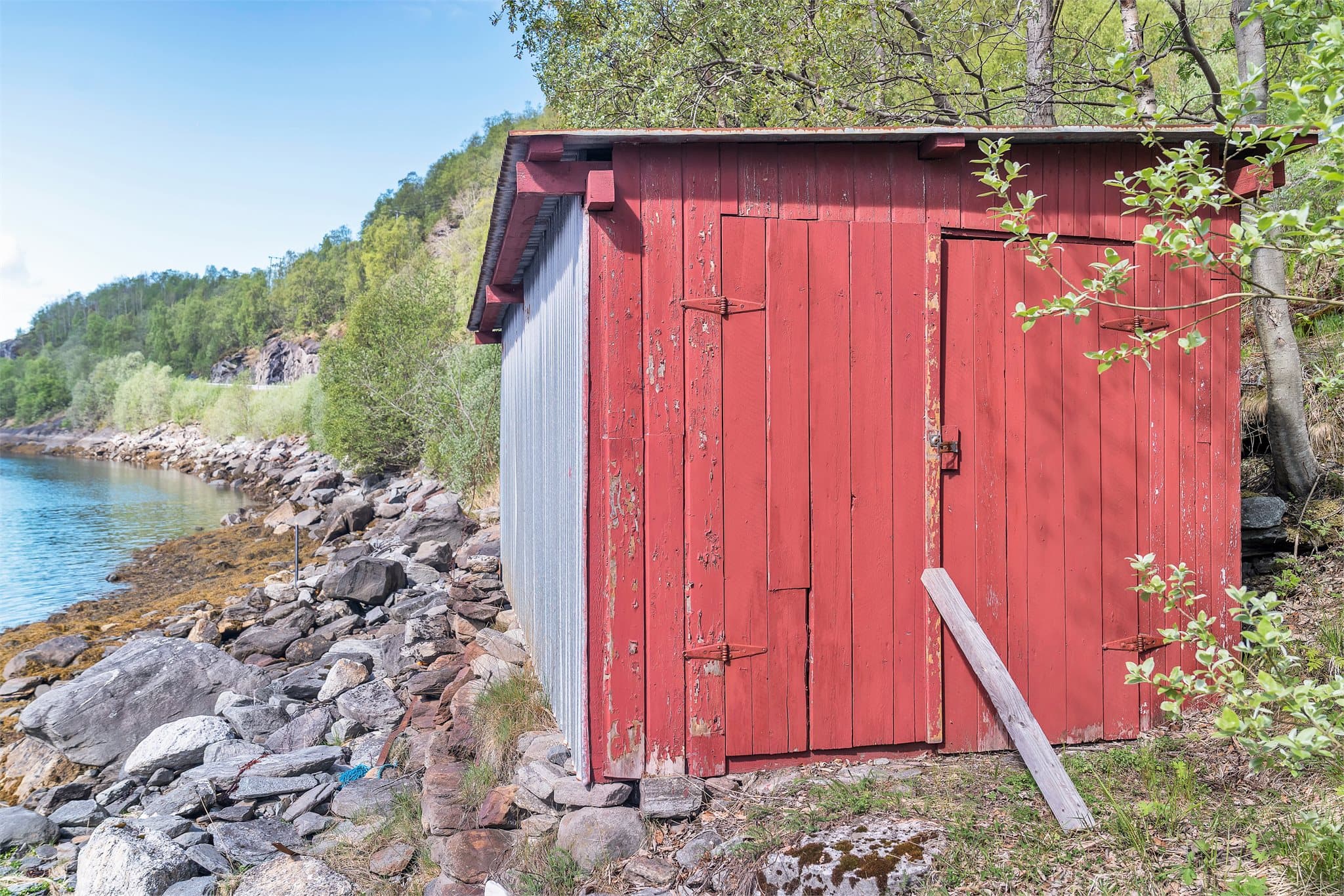 Eiendommen inkluderer et naust ved sjøkanten, som gir praktisk oppbevaring og enkel tilgang til fjorden.