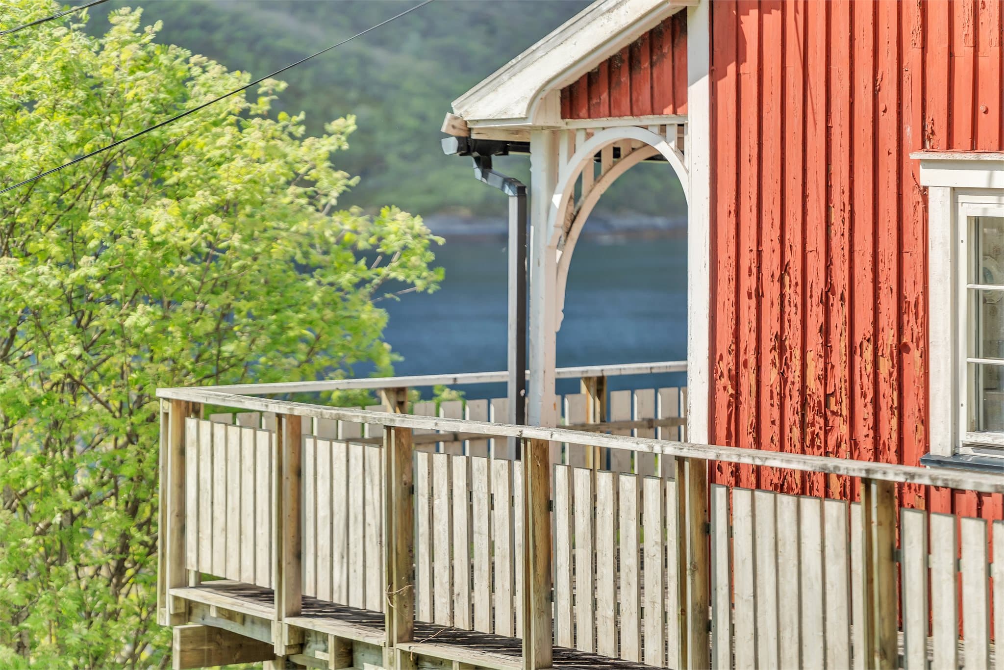 Verandaen er utført i impregnerte trekonstruksjoner og er en naturlig forlengelse av hytta.