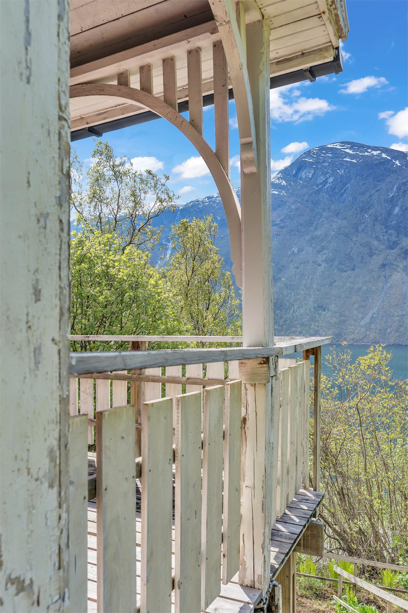 Fra verandaen kan man nyte utsikten mot fjellene og fjorden.