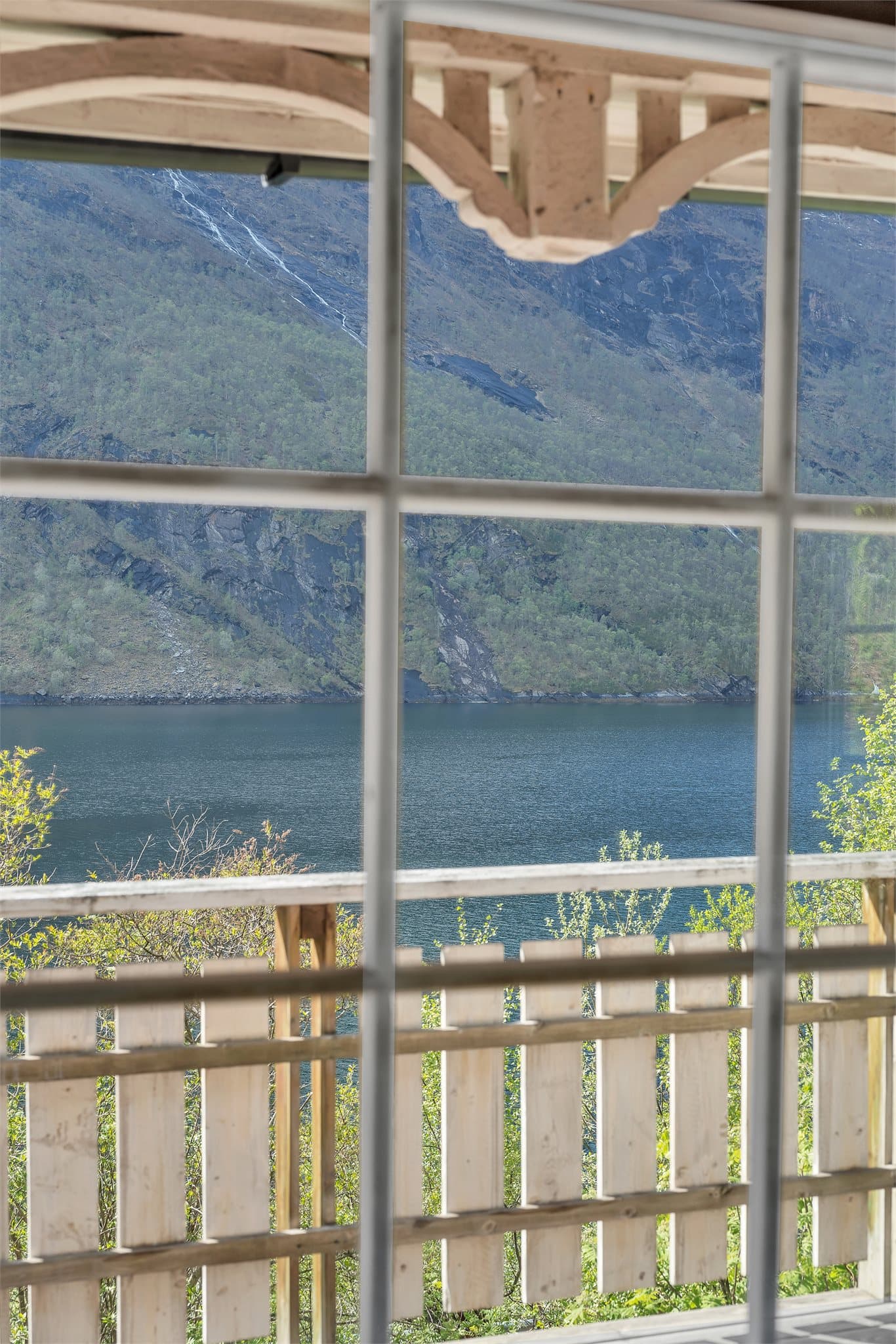 De sprossevinduene i stuen rammer inn den flotte utsikten.