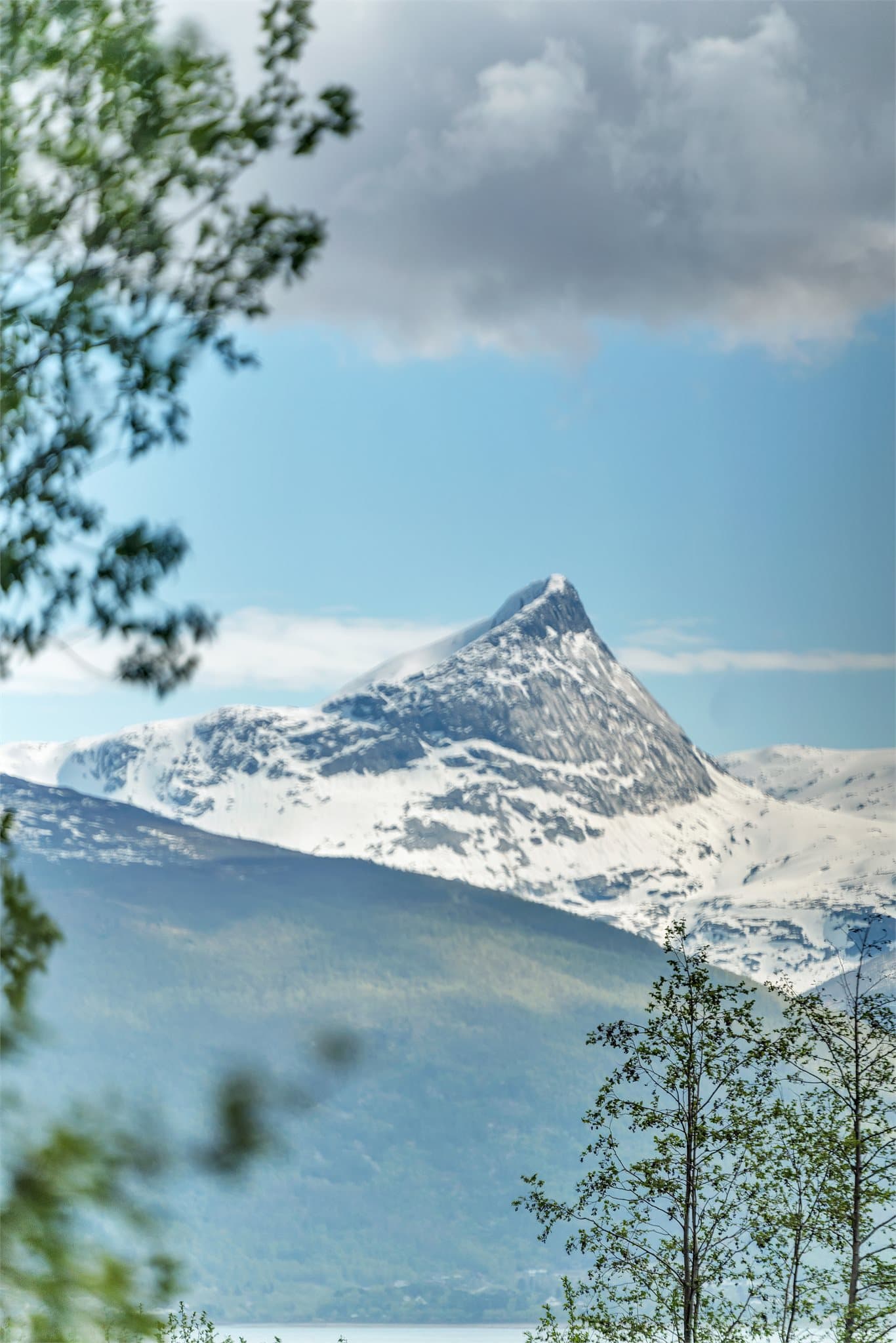 Nærområdet byr på mektige fjellformasjoner og gode turmuligheter.