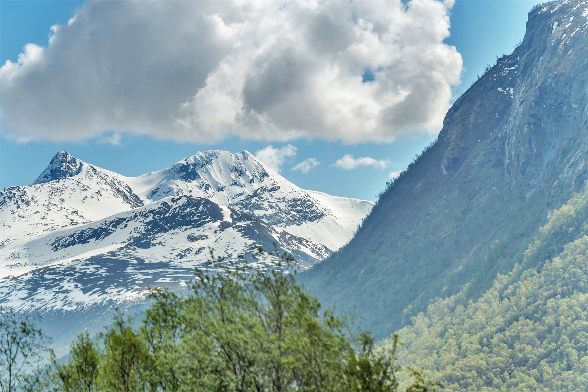 Eiendommen er omgitt av storslått natur med fjell og fjord.
