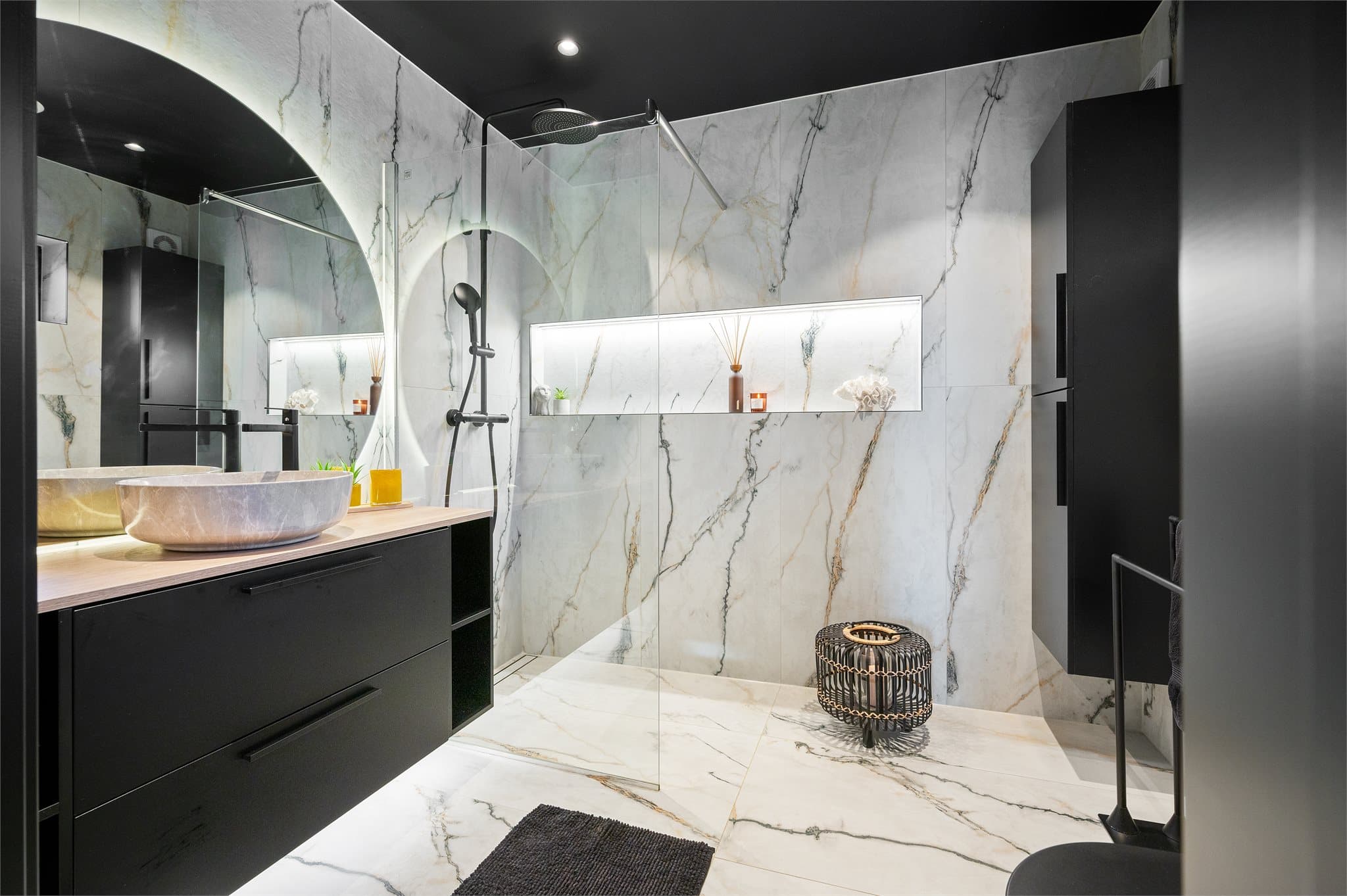 Her har du et rålekkert bad som er totalrenovert i 2024! Kombinasjonen av moderne fliser og stilrene detaljer gir en eksklusiv følelse.